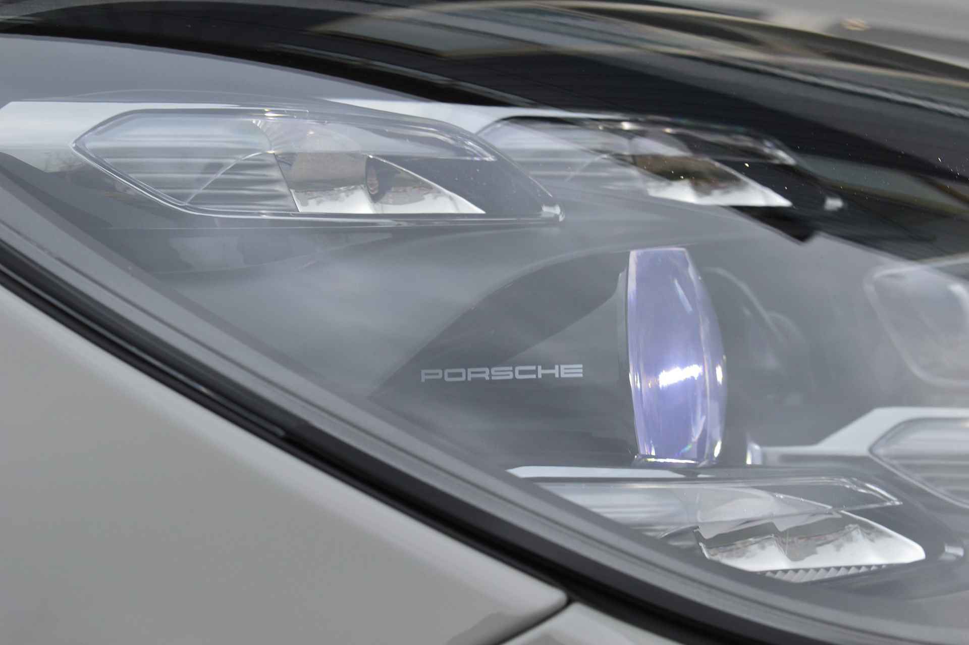 Porsche Cayenne 3.0 E-Hybrid Rijklaarprijs-Garantie Panorama dak Leder Sport interieur Lucht vering Trekhaak - 51/54