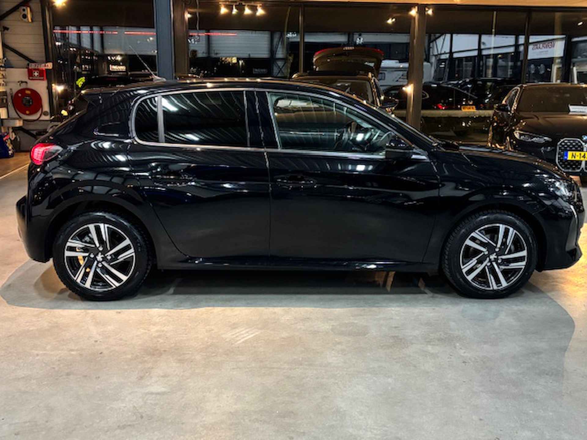 Peugeot 208 1.2 PureTech 100pk Blue Lease Allure - 8/41