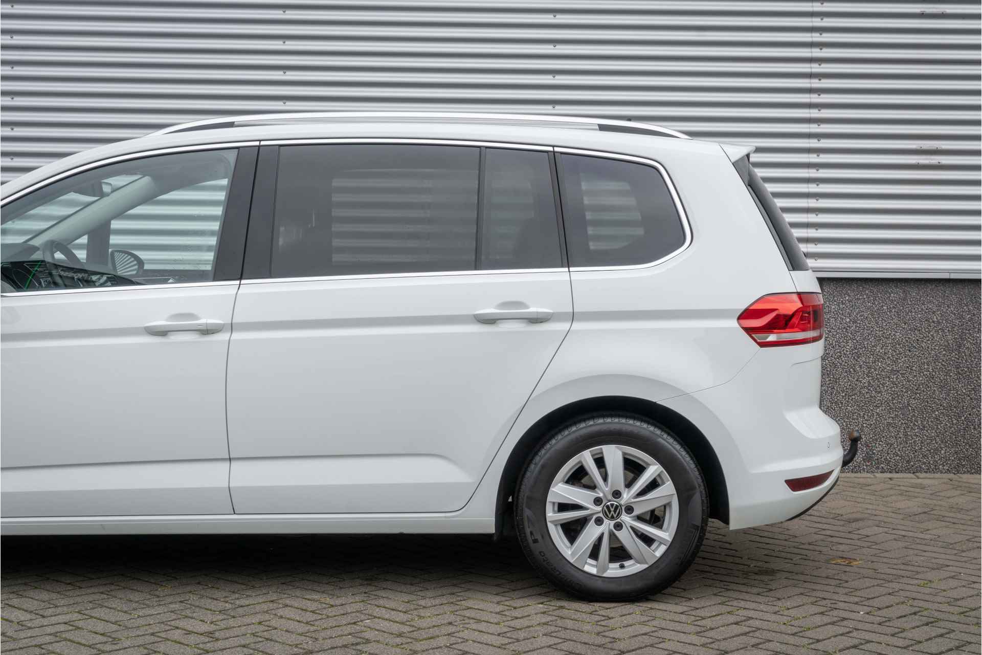 Volkswagen Touran 1.5 TSI 150PK DSG Highline 7p | Trekhaak| stoel+stuurverwarming| App connect| - 9/42