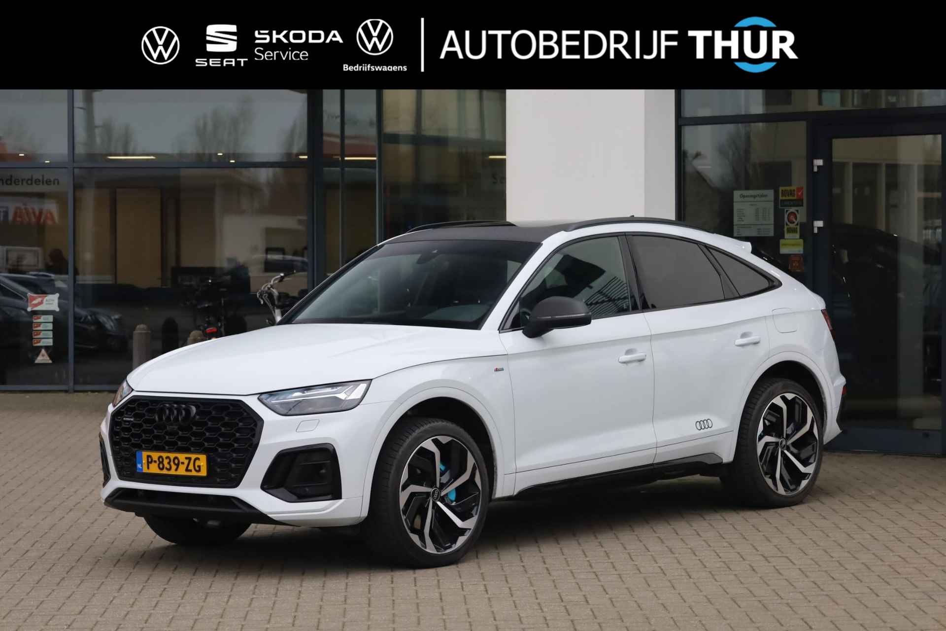 Audi Q5 Sportback 50 TFSI e S edition 299PK / 220kW 7 versn. DSG, Wegklapbare trekhaak, panoramadak, S-Line in- en exterieur, LED Matrix, sportstoelen met verlengbare zitting en elektrisch verstelbare lendesteun, voorstoelen verwarmbaar, 3-zone climatronic, achteruitrijcamera (rear view), privacy glas, elektrische achterklep, adaptieve cruise control (acc), navigatie pro, virtual cockpit, Apple Carplay / Android Auto, DAB+, parkeersensoren voor en achter (pdc), lane assist, 21" lichtmetalen antraciet velgen, zwart dak, elektrisch verstel-, verwarm- en inklapbare buitenspiegels, keyless start & entry etc.