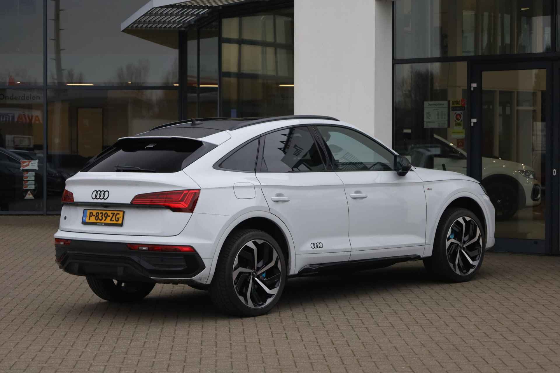 Audi Q5 Sportback 50 TFSI e S edition 299PK / 220kW 7 versn. DSG, Wegklapbare trekhaak, panoramadak, S-Line in- en exterieur, LED Matrix, sportstoelen met verlengbare zitting en elektrisch verstelbare lendesteun, voorstoelen verwarmbaar, 3-zone climatronic, achteruitrijcamera (rear view), privacy glas, elektrische achterklep, adaptieve cruise control (acc), navigatie pro, virtual cockpit, Apple Carplay / Android Auto, DAB+, parkeersensoren voor en achter (pdc), lane assist, 21" lichtmetalen antraciet velgen, zwart dak, elektrisch verstel-, verwarm- en inklapbare buitenspiegels, keyless start & entry etc. - 2/52