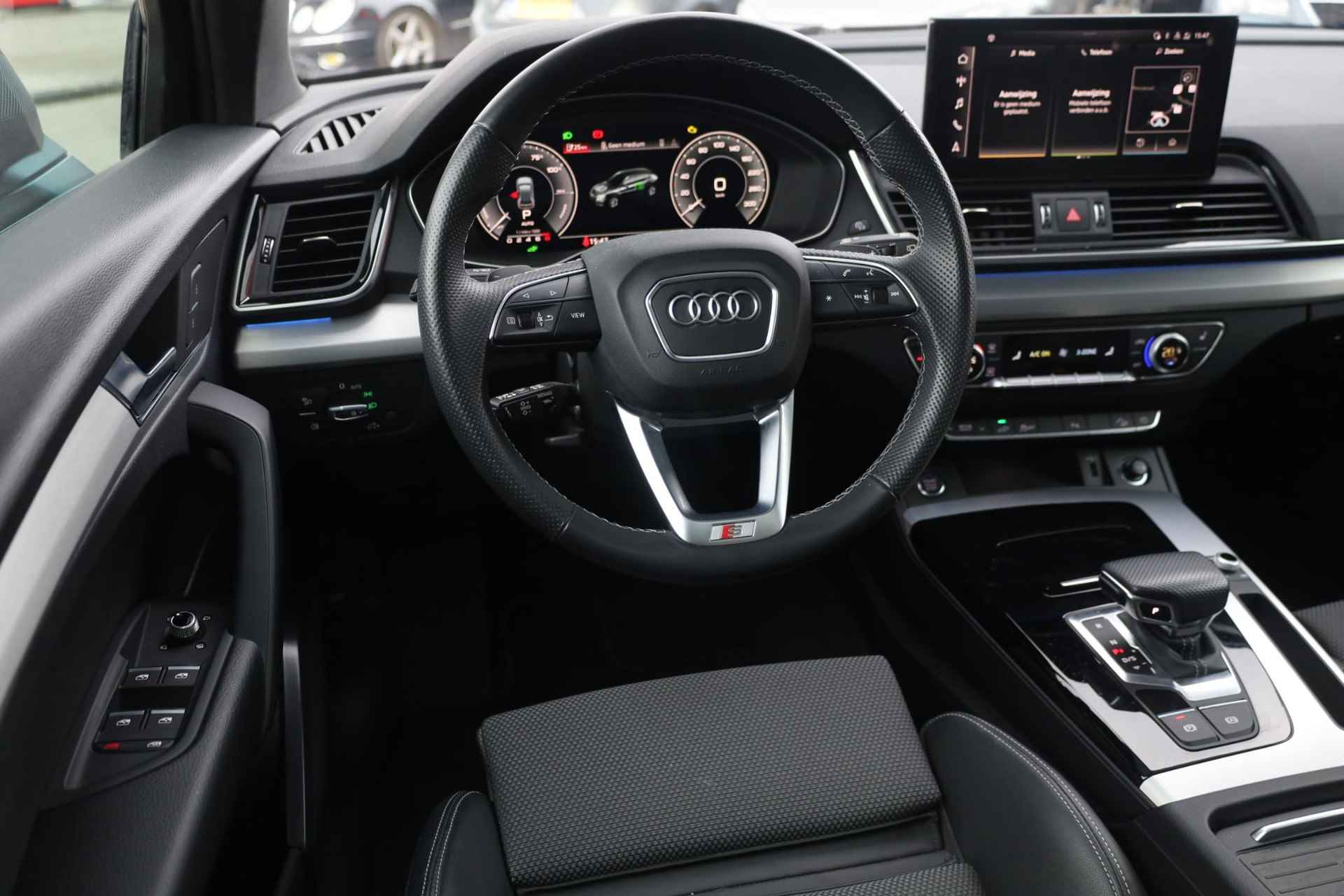 Audi Q5 Sportback 50 TFSI e S edition 299PK / 220kW 7 versn. DSG, Wegklapbare trekhaak, panoramadak, S-Line in- en exterieur, LED Matrix, sportstoelen met verlengbare zitting en elektrisch verstelbare lendesteun, voorstoelen verwarmbaar, 3-zone climatronic, achteruitrijcamera (rear view), privacy glas, elektrische achterklep, adaptieve cruise control (acc), navigatie pro, virtual cockpit, Apple Carplay / Android Auto, DAB+, parkeersensoren voor en achter (pdc), lane assist, 21" lichtmetalen antraciet velgen, zwart dak, elektrisch verstel-, verwarm- en inklapbare buitenspiegels, keyless start & entry etc. - 24/52