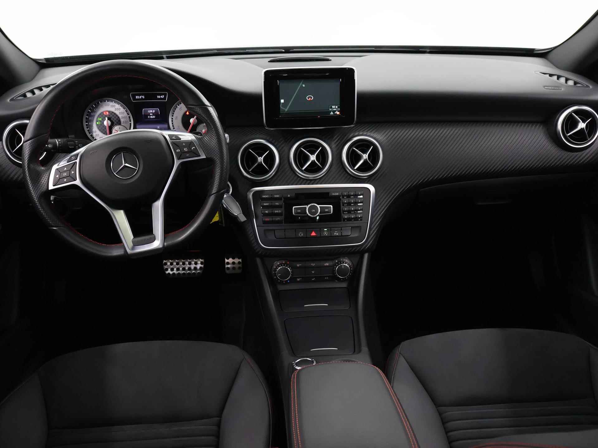Mercedes-Benz A-klasse 180 Ambition AMG | Uniek | slechts 11.000 km!!! | Panoramadak | Navigatie |  Bi-Xenon | Parkeersensoren | NL Auto | 1e eigenaar | - 9/37