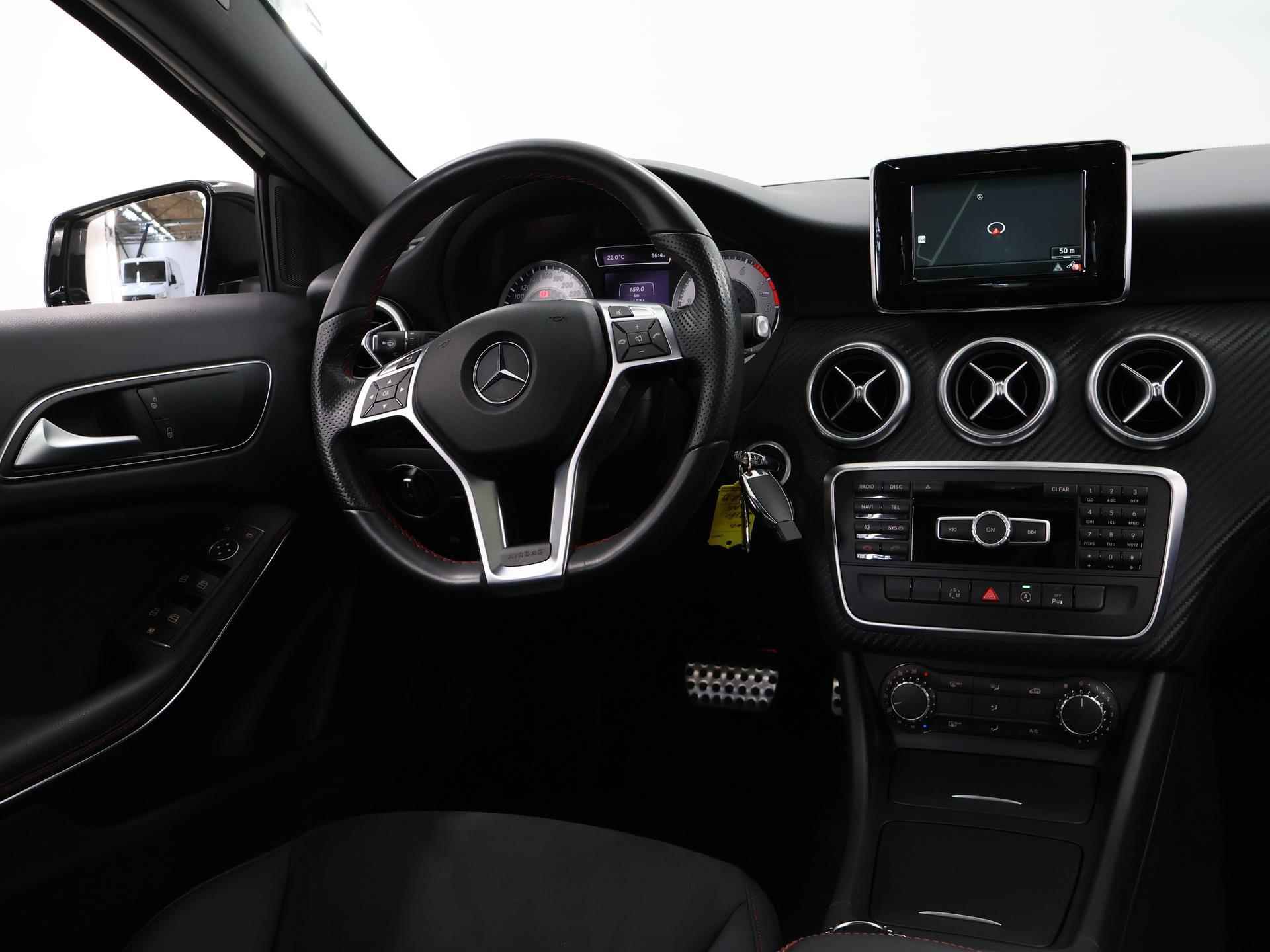 Mercedes-Benz A-klasse 180 Ambition AMG | Uniek | slechts 11.000 km!!! | Panoramadak | Navigatie |  Bi-Xenon | Parkeersensoren | NL Auto | 1e eigenaar | - 10/37
