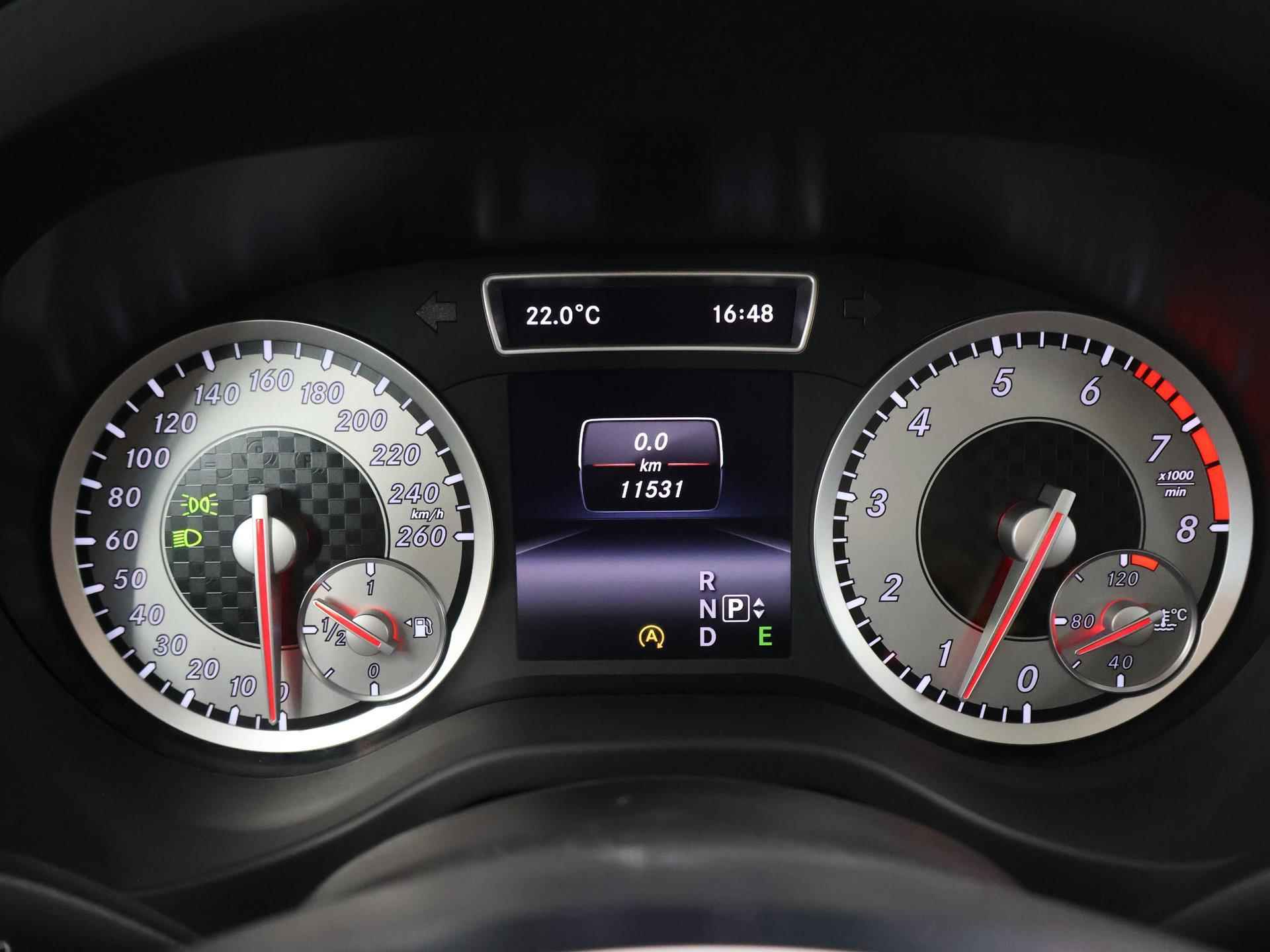 Mercedes-Benz A-klasse 180 Ambition AMG | Uniek | slechts 11.000 km!!! | Panoramadak | Navigatie |  Bi-Xenon | Parkeersensoren | NL Auto | 1e eigenaar | - 13/37