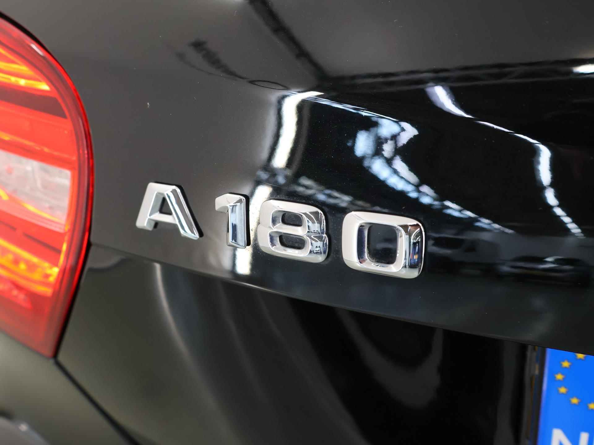 Mercedes-Benz A-klasse 180 Ambition AMG | Uniek | slechts 11.000 km!!! | Panoramadak | Navigatie |  Bi-Xenon | Parkeersensoren | NL Auto | 1e eigenaar | - 34/37