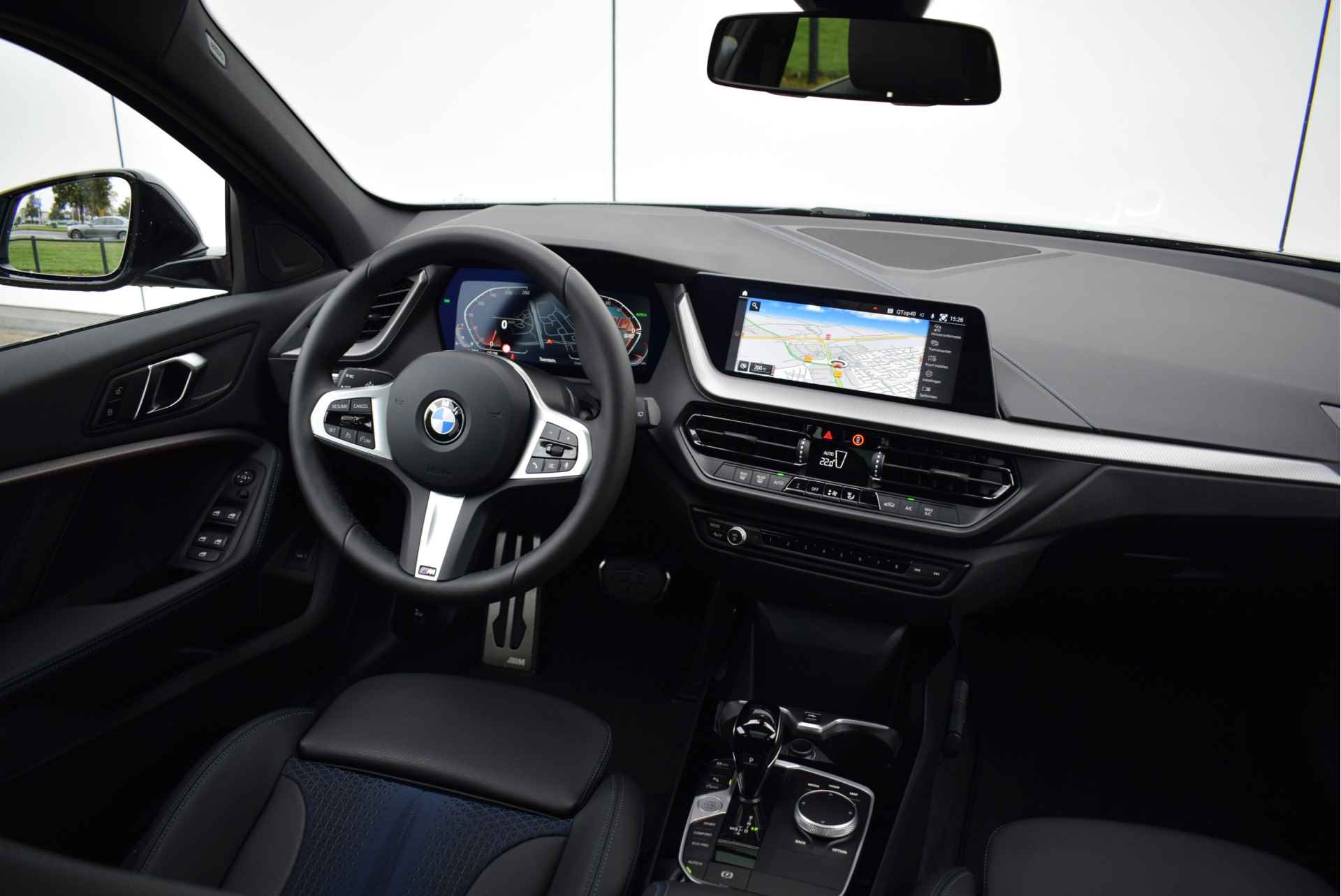 BMW 1-serie 118i M Sport Automaat / Panoramadak / Sportstoelen / LED / M Sportonderstel / Parking Assistant / Live Cockpit Professional - 16/27