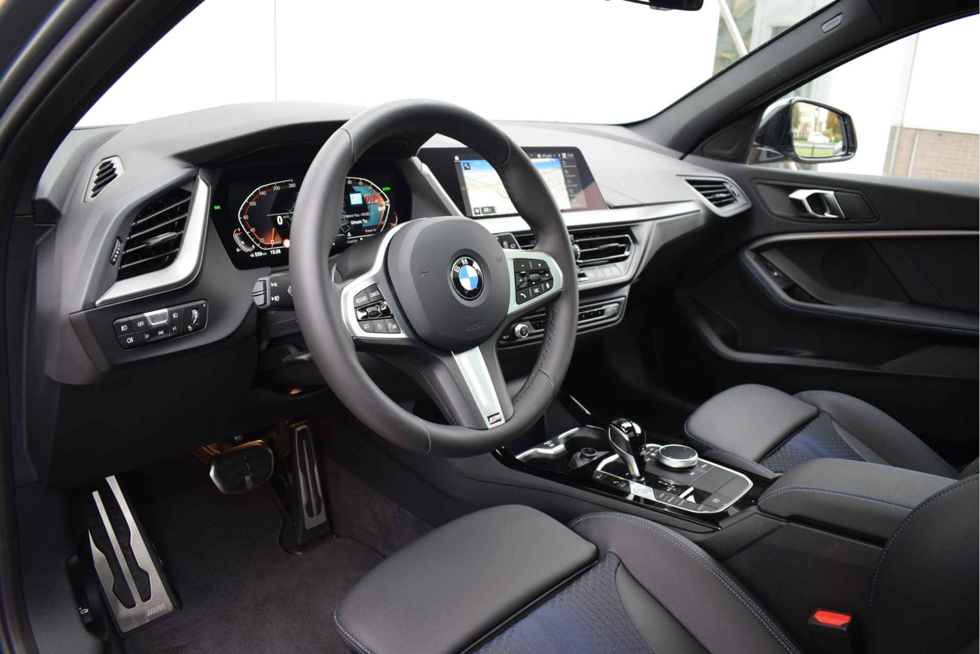 BMW 1-serie 118i M Sport Automaat / Panoramadak / Sportstoelen / LED / M Sportonderstel / Parking Assistant / Live Cockpit Professional - 17/27