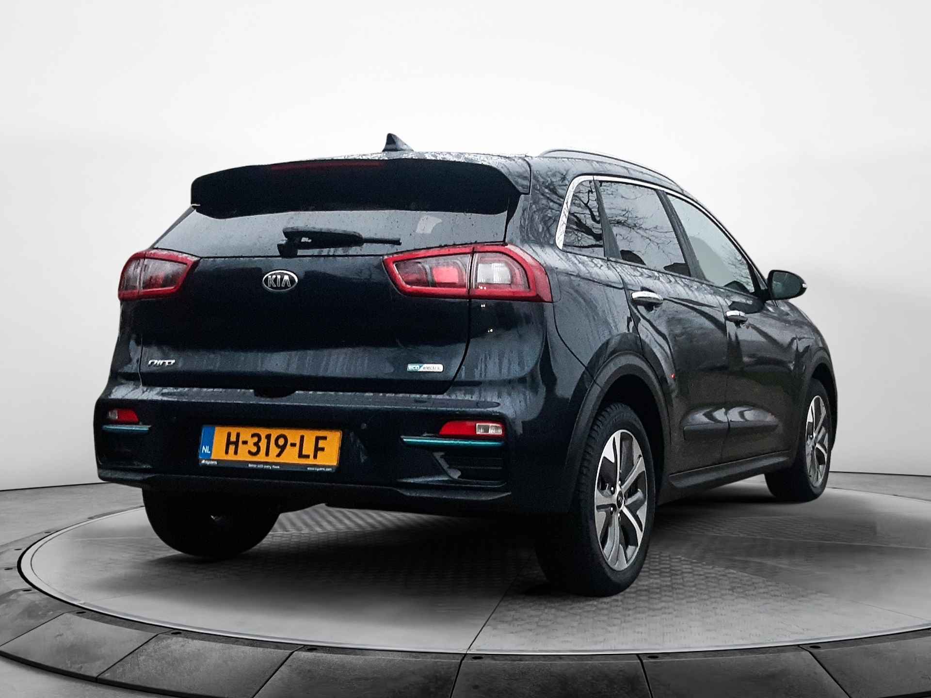 Kia e-Niro ExecutiveLine 64 kWh (204 PK) 1e-Eig, Keurig-Onderh, 12-Mnd-BOVAG, NL-Auto, Leer, Navigatie/Apple-Carplay/Android-Auto, Adaptive-Cruisecontrol, Keyless-Entry/Start, Parkeersensoren-V+A, Achteruitrijcamera, Premium-Audio, Stoelverwarming-V+A, Stuurverwarming, Gevent.-Voorstoelen, DAB, Lm-Velgen-17Inch, Privacy-Glas - 4/35