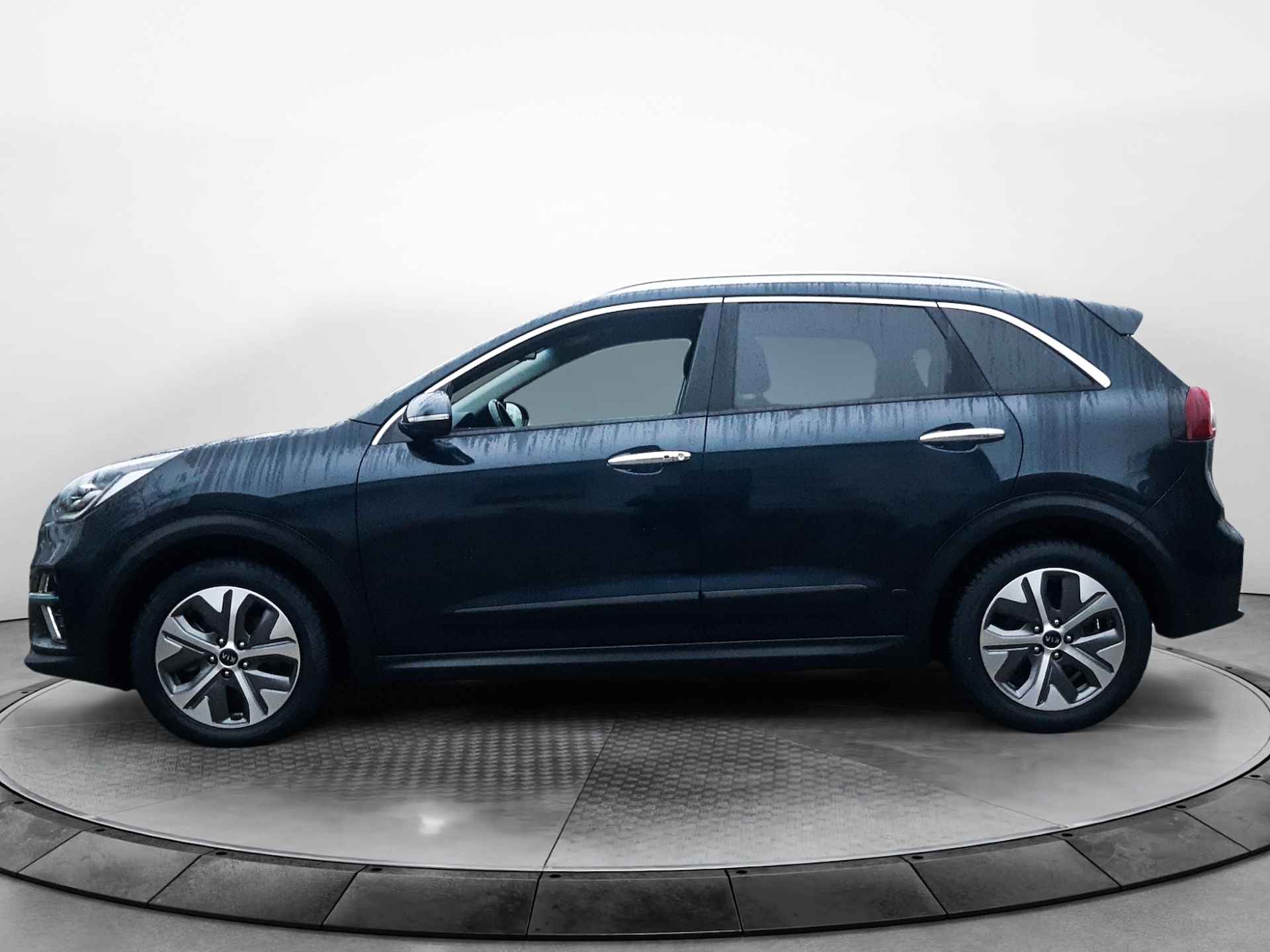 Kia e-Niro ExecutiveLine 64 kWh (204 PK) 1e-Eig, Keurig-Onderh, 12-Mnd-BOVAG, NL-Auto, Leer, Navigatie/Apple-Carplay/Android-Auto, Adaptive-Cruisecontrol, Keyless-Entry/Start, Parkeersensoren-V+A, Achteruitrijcamera, Premium-Audio, Stoelverwarming-V+A, Stuurverwarming, Gevent.-Voorstoelen, DAB, Lm-Velgen-17Inch, Privacy-Glas - 5/35