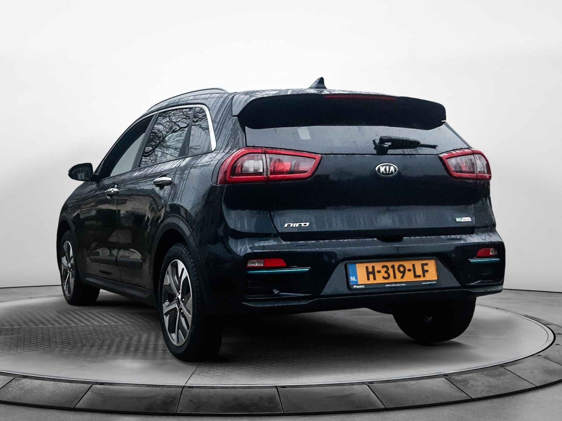 Kia e-Niro ExecutiveLine 64 kWh (204 PK) 1e-Eig, Keurig-Onderh, 12-Mnd-BOVAG, NL-Auto, Leer, Navigatie/Apple-Carplay/Android-Auto, Adaptive-Cruisecontrol, Keyless-Entry/Start, Parkeersensoren-V+A, Achteruitrijcamera, Premium-Audio, Stoelverwarming-V+A, Stuurverwarming, Gevent.-Voorstoelen, DAB, Lm-Velgen-17Inch, Privacy-Glas - 8/35