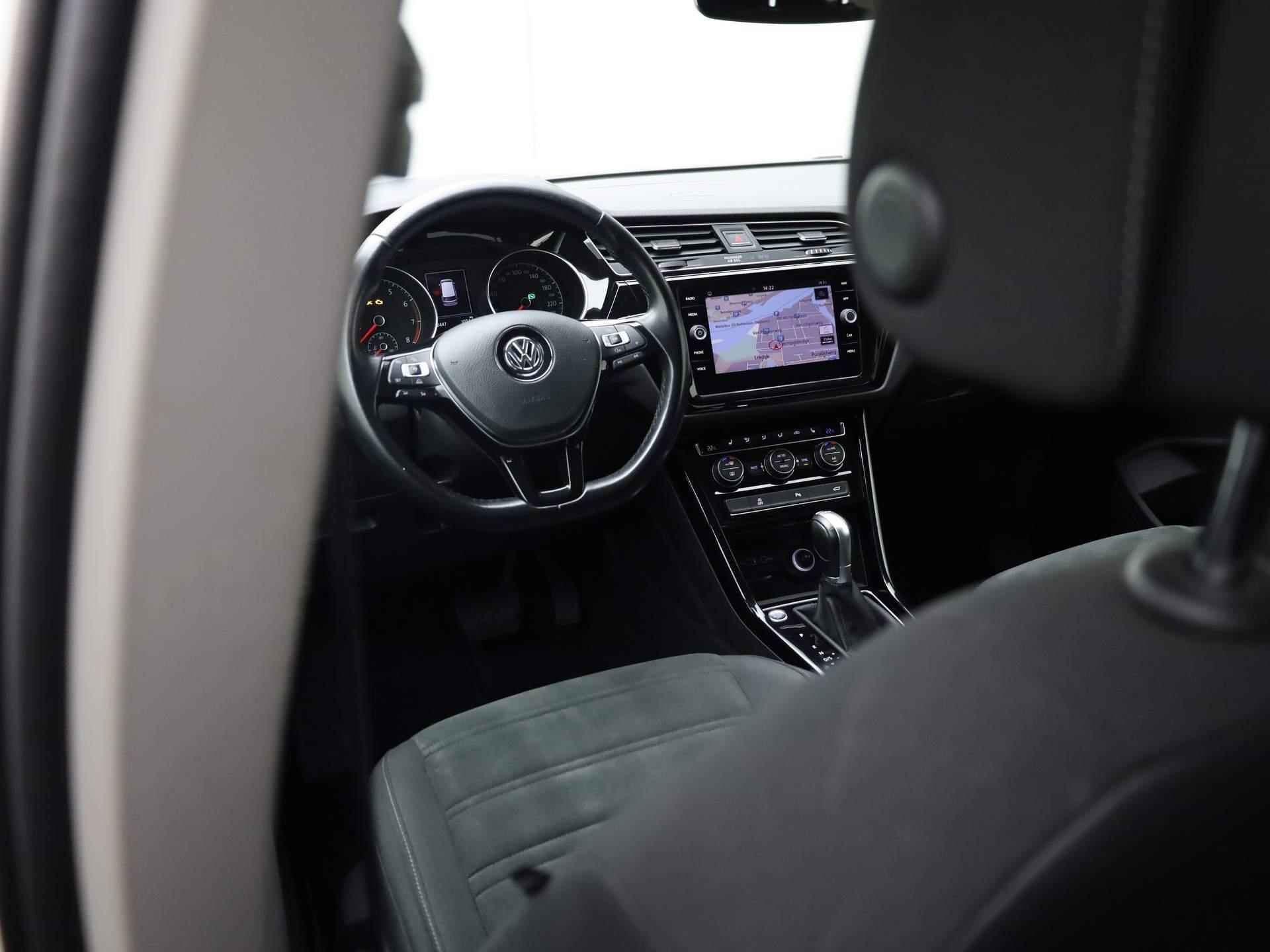 Volkswagen Touran 1.4 TSI Highline Edition R 7p | Trekhaak wegklapbaar | 7-persoons | Achteruitrijcamera | Navi | 18" LM velgen | Navi | Adaptieve cruisecontrol | - 15/44
