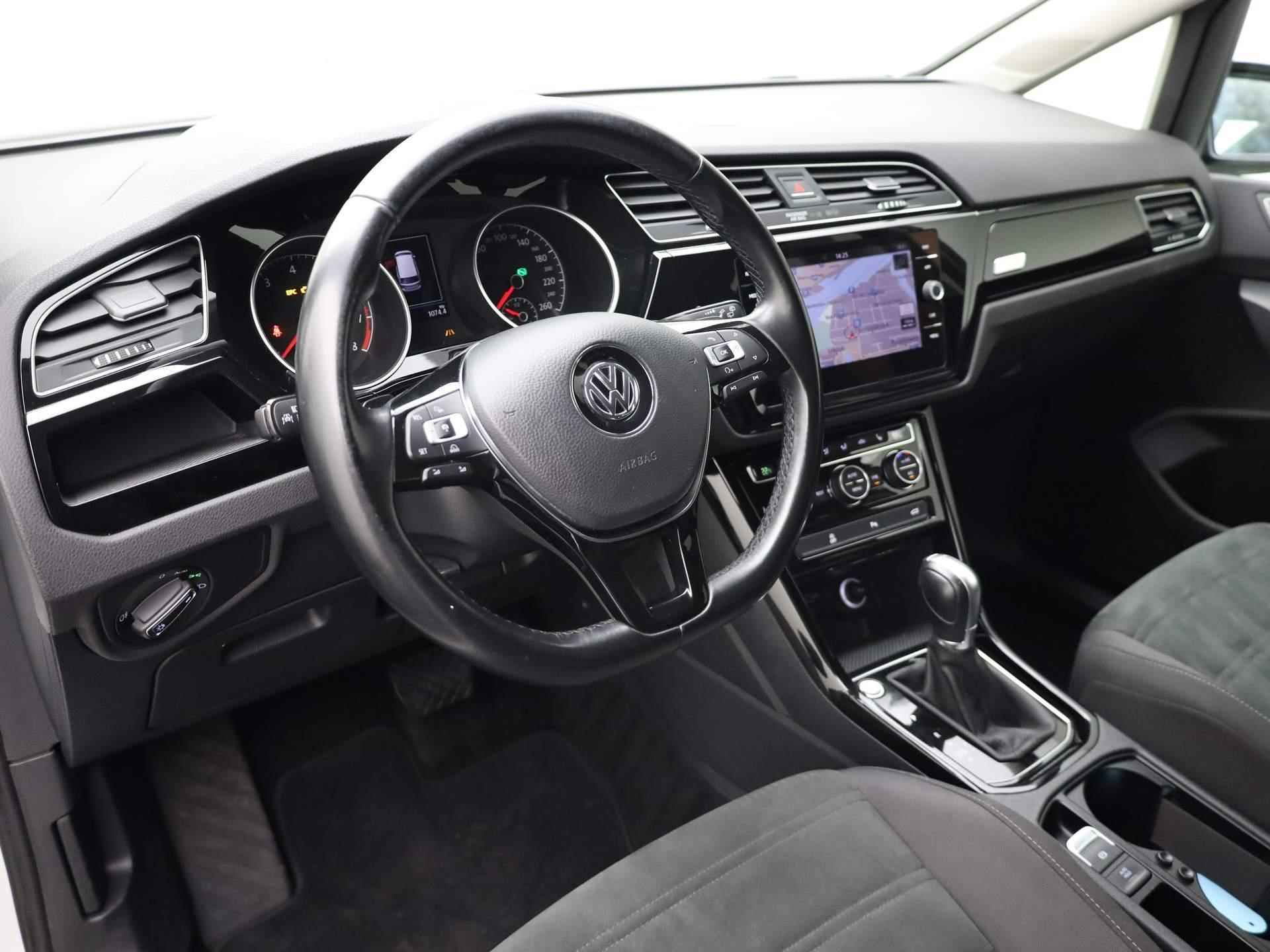 Volkswagen Touran 1.4 TSI Highline Edition R 7p | Trekhaak wegklapbaar | 7-persoons | Achteruitrijcamera | Navi | 18" LM velgen | Navi | Adaptieve cruisecontrol | - 25/44