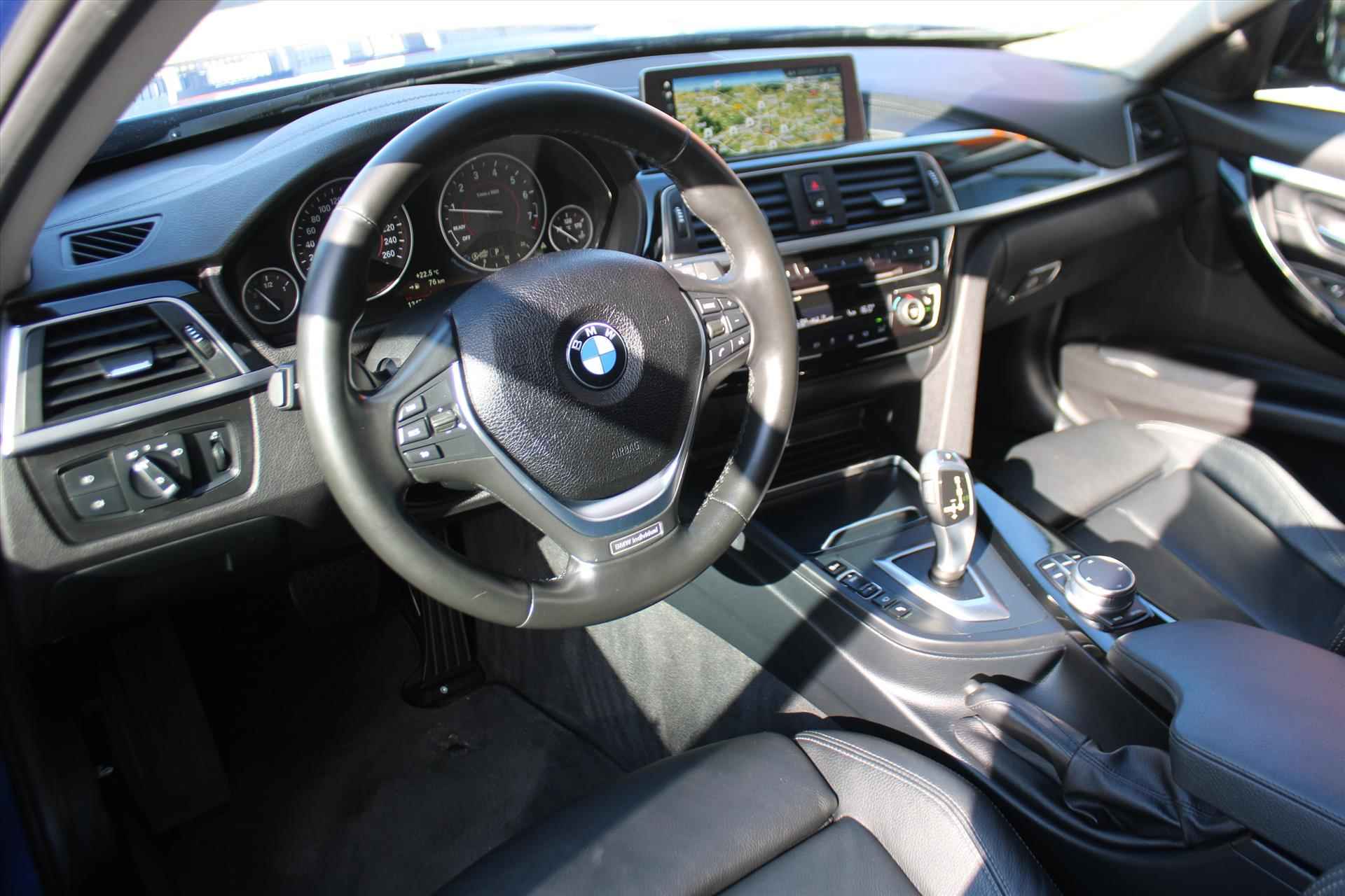 BMW 3-Serie Touring (f31) 318i LuxuryLine 136pk Aut I Navi I Pano I Camera I Trekhaak I Leder - 20/39