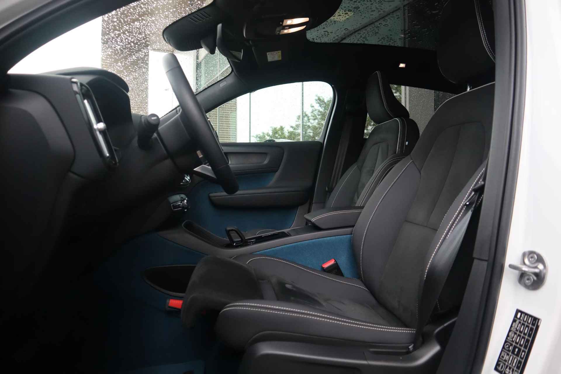 Volvo C40 Recharge Twin Intro Edition 78 kWh | Full Options| Warmtepomp| Verwarmbare voorstoelen| Stuurwielverwarming| Harman Kardon Audio| 360* Camera| Fjord Blue inlegtapijt| Extra getint glas achter| 20'' Lichtmetalen velgen| - 11/30