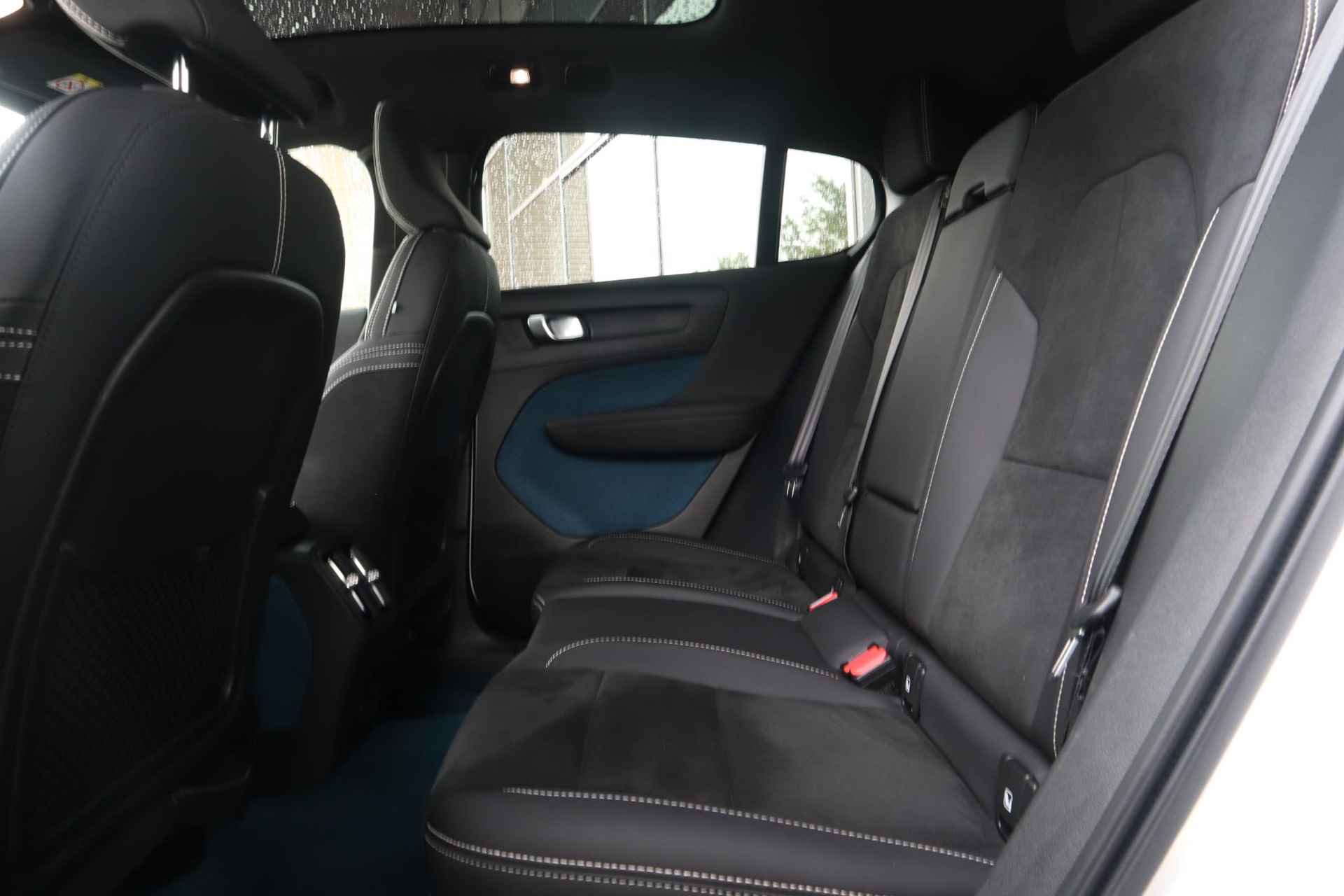 Volvo C40 Recharge Twin Intro Edition 78 kWh | Full Options| Warmtepomp| Verwarmbare voorstoelen| Stuurwielverwarming| Harman Kardon Audio| 360* Camera| Fjord Blue inlegtapijt| Extra getint glas achter| 20'' Lichtmetalen velgen| - 12/30