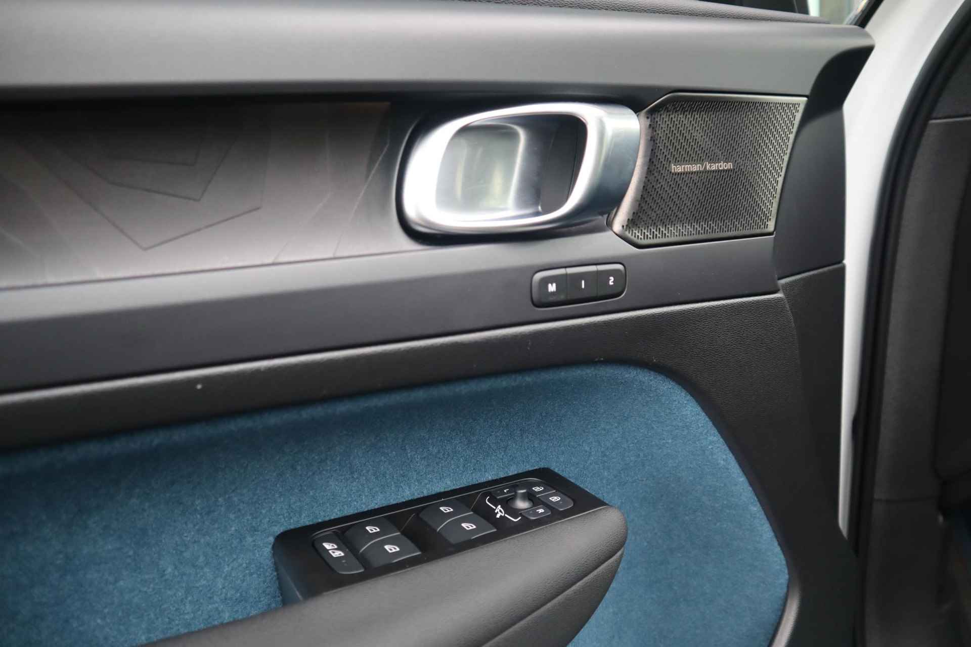 Volvo C40 Recharge Twin Intro Edition 78 kWh | Full Options| Warmtepomp| Verwarmbare voorstoelen| Stuurwielverwarming| Harman Kardon Audio| 360* Camera| Fjord Blue inlegtapijt| Extra getint glas achter| 20'' Lichtmetalen velgen| - 16/30