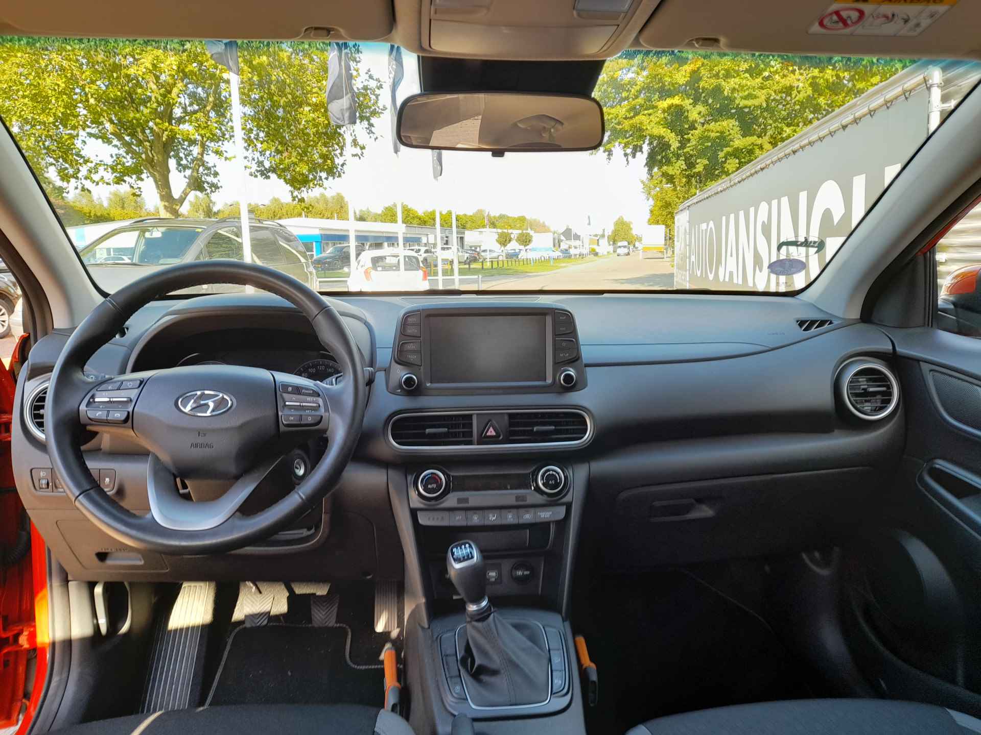 Hyundai KONA 1.0T Essence met 34.139 km!!! | Clima | Cruise control | Camera | PDC | Trekhaak | Navigatie | RIJKLAARPRIJS INCL 12 MAANDEN GARANTIE EN BEURT - 24/28