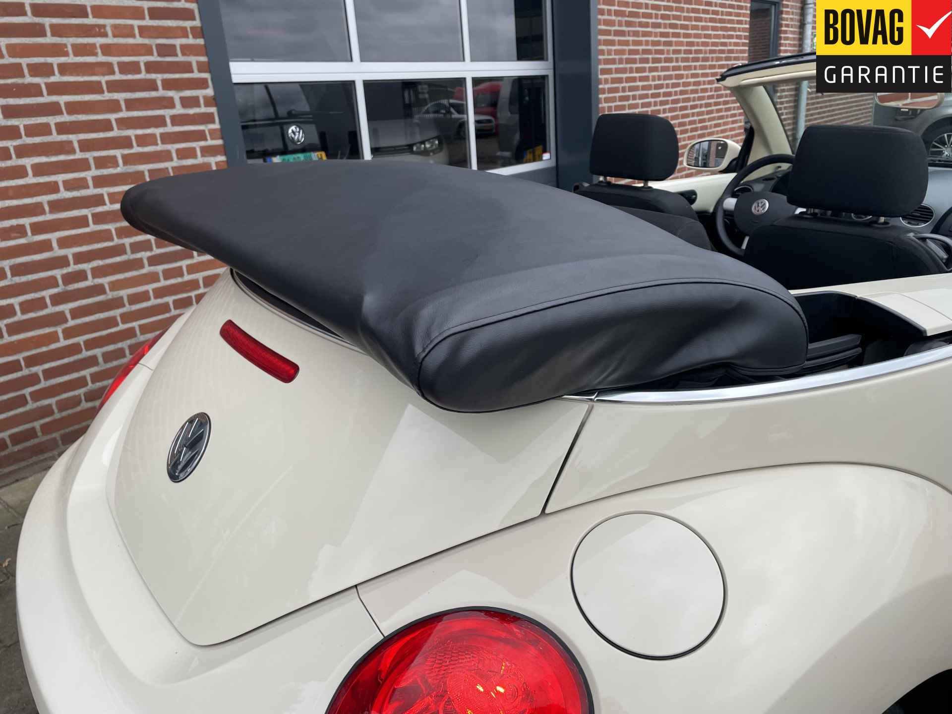 Volkswagen New Beetle Cabriolet 1.6 Trendline (Airco, parkeersensoren achter) RIJKLAARPRIJS! - 37/46