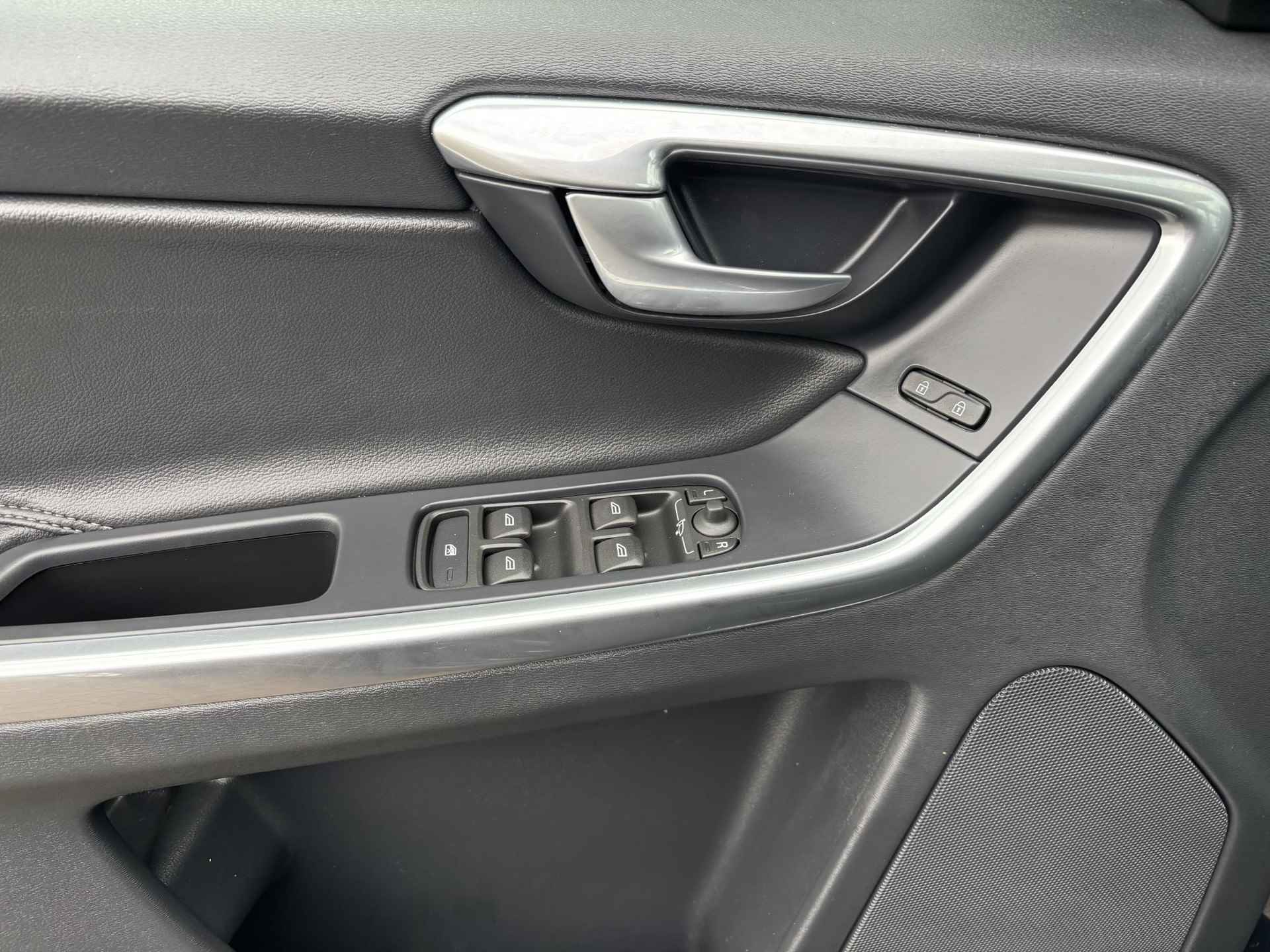 Volvo XC60 T5 Automaat Momentum | Trekhaak | Stoelverwarming | Verwarmbare achterbank | Extra getint glas | Navigatie | Bluetooth - 20/28