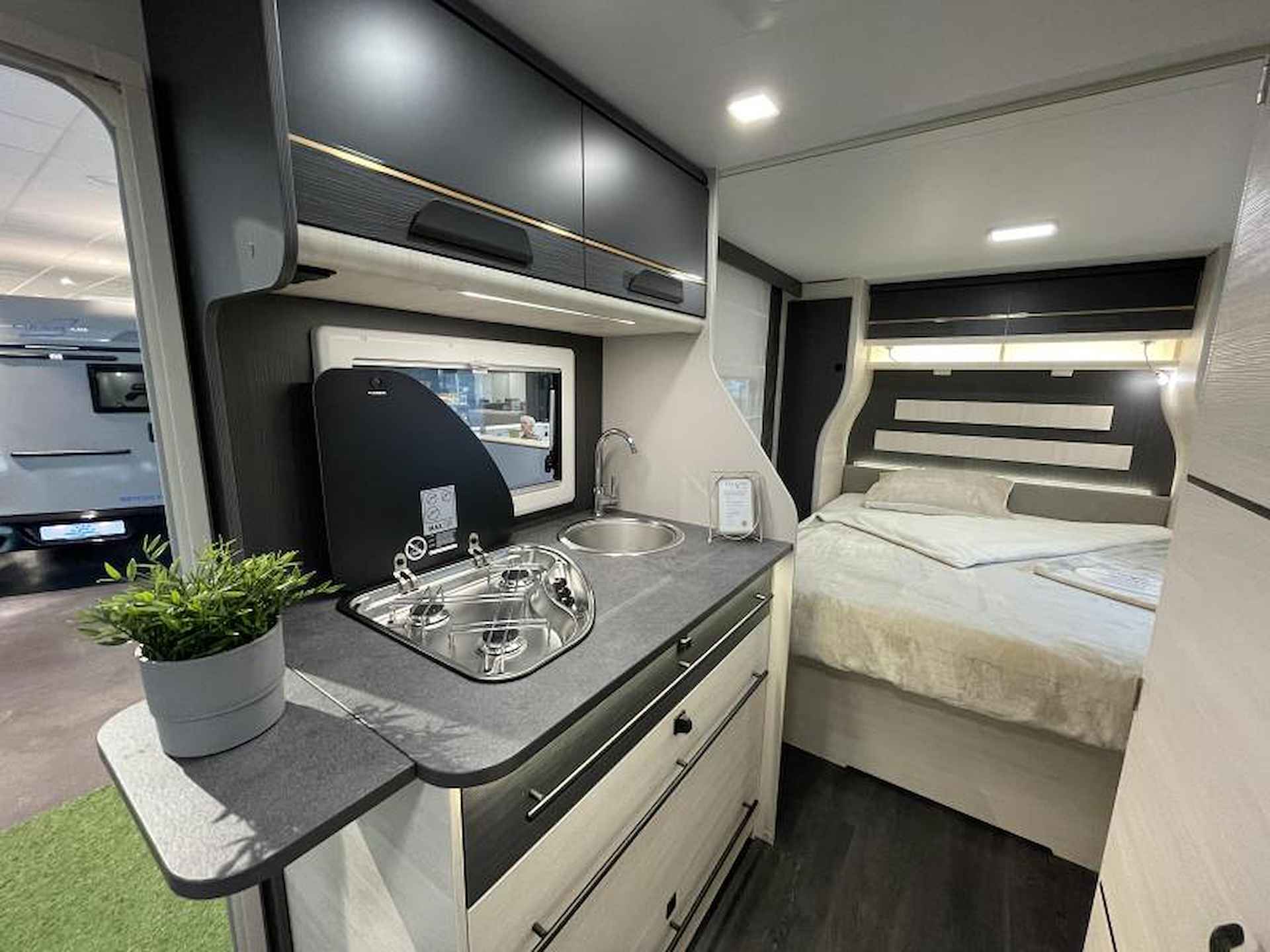 Caravelair Exclusive-Line 520 Queensbed | XL Koelkast - 15/25