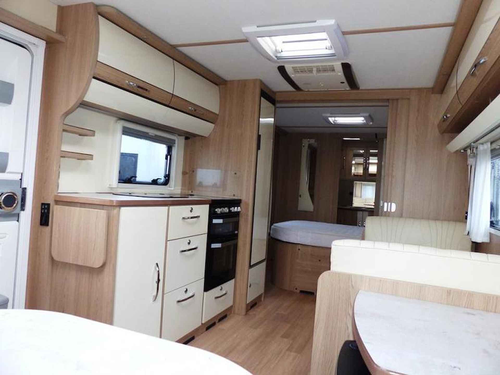 LMC Lord 690 met vrijstaand bed - 10/21