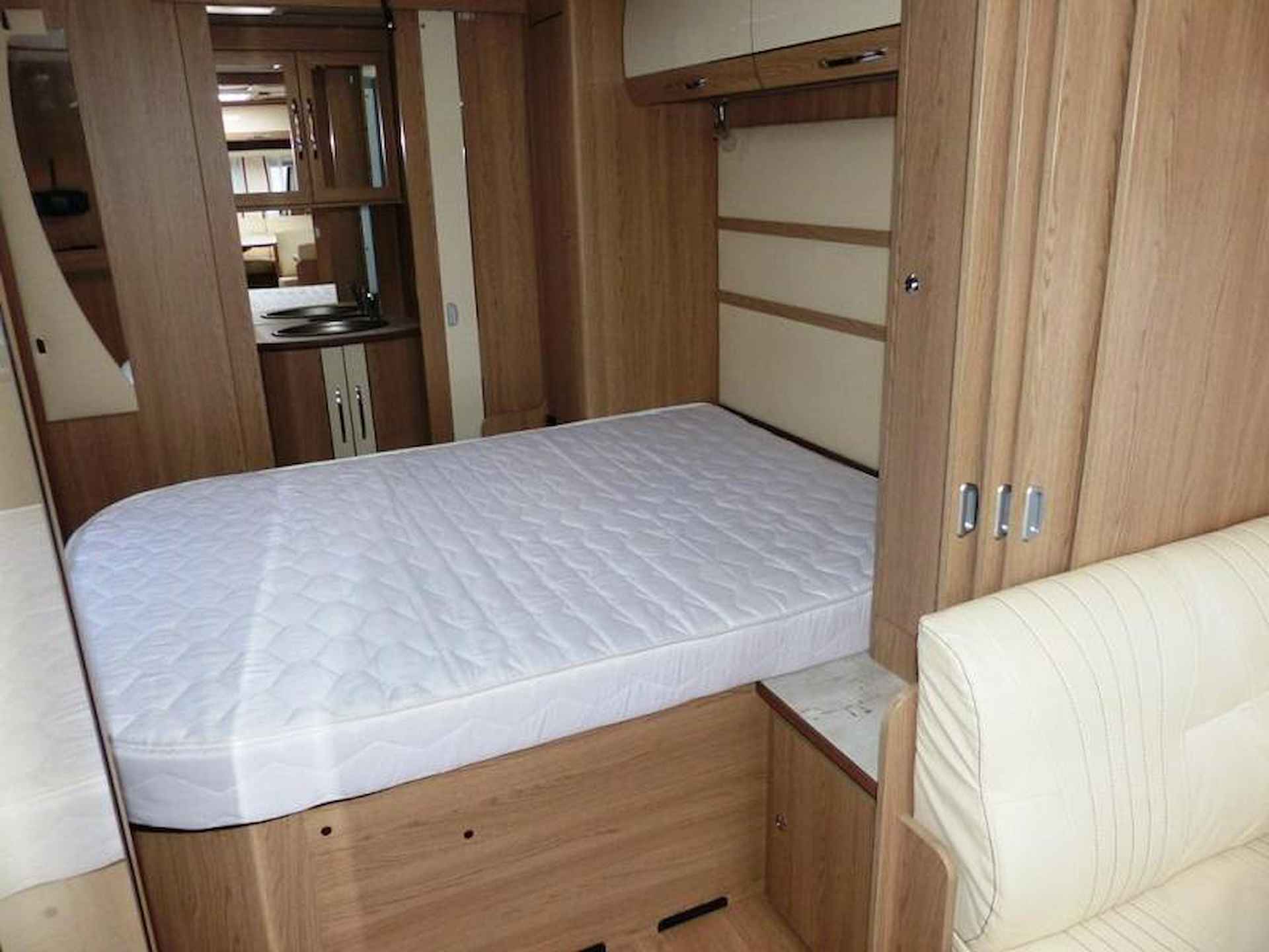 LMC Lord 690 met vrijstaand bed - 17/21