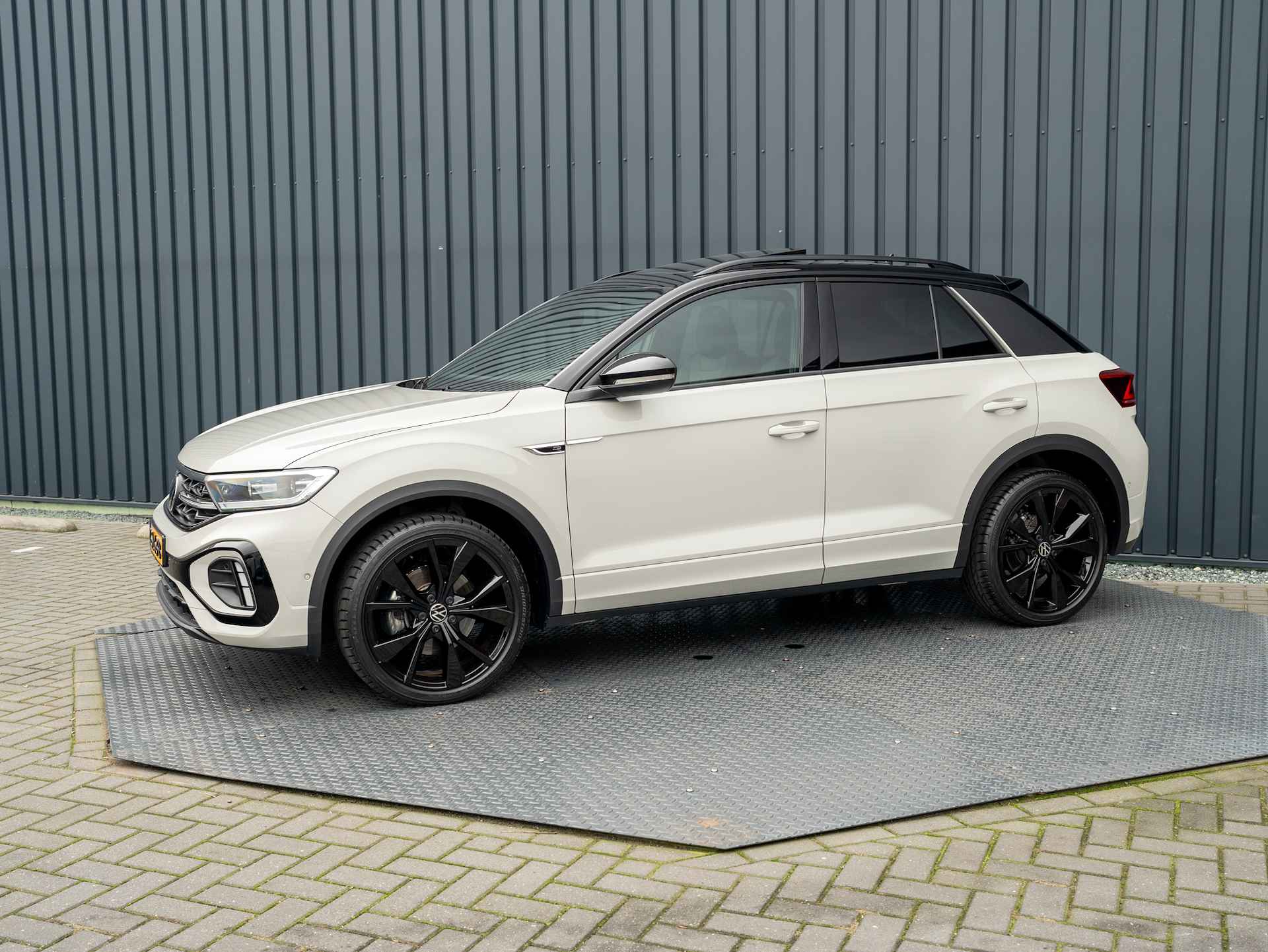 Volkswagen T-Roc 1.5 TSI R-Line Business | Panodak | Keyless | Side Assist | Beats | Trekhaak afnb. | 19'' | Prijs Rijklaar!! - 3/57