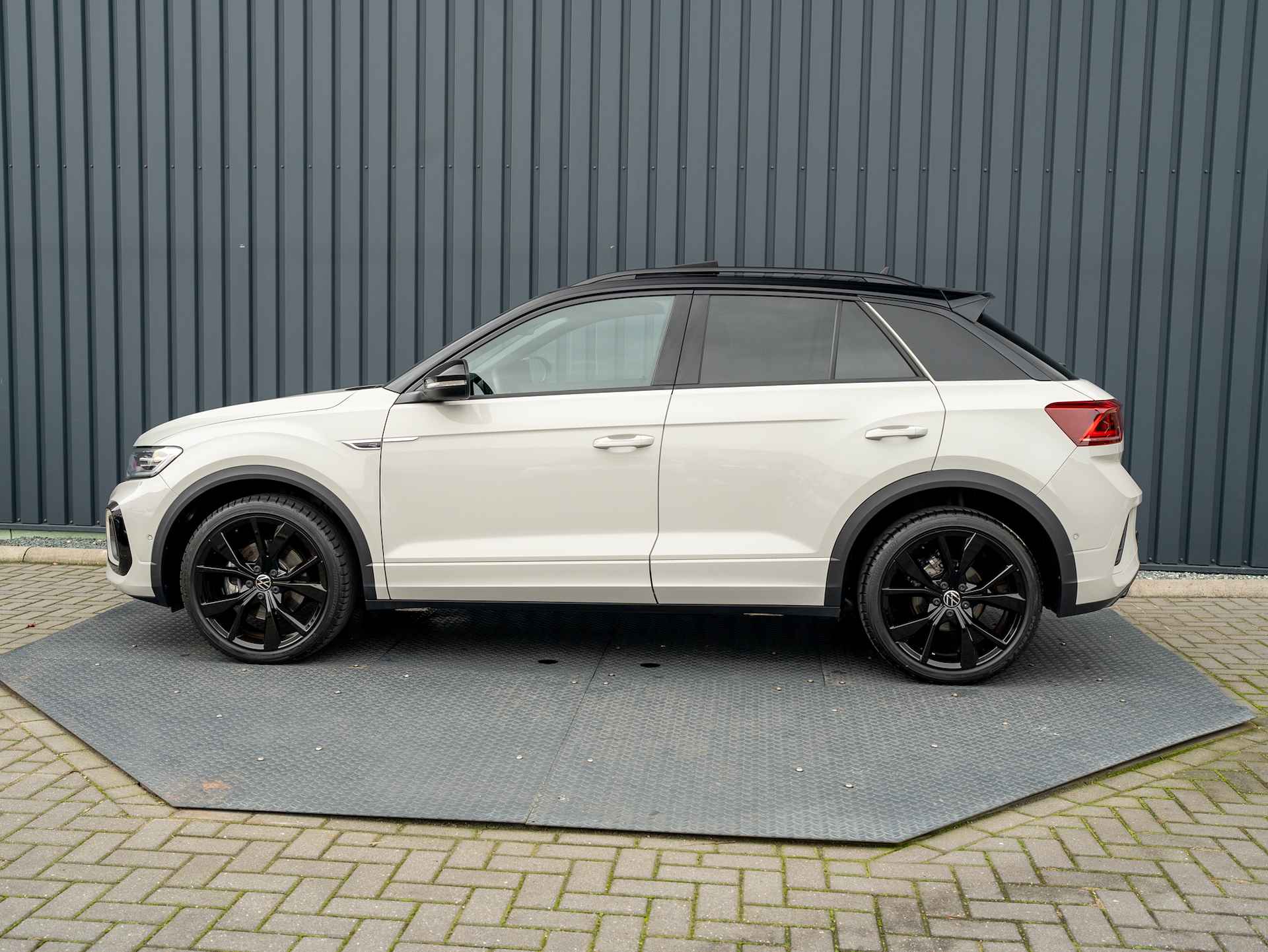 Volkswagen T-Roc 1.5 TSI R-Line Business | Panodak | Keyless | Side Assist | Beats | Trekhaak afnb. | 19'' | Prijs Rijklaar!! - 4/57