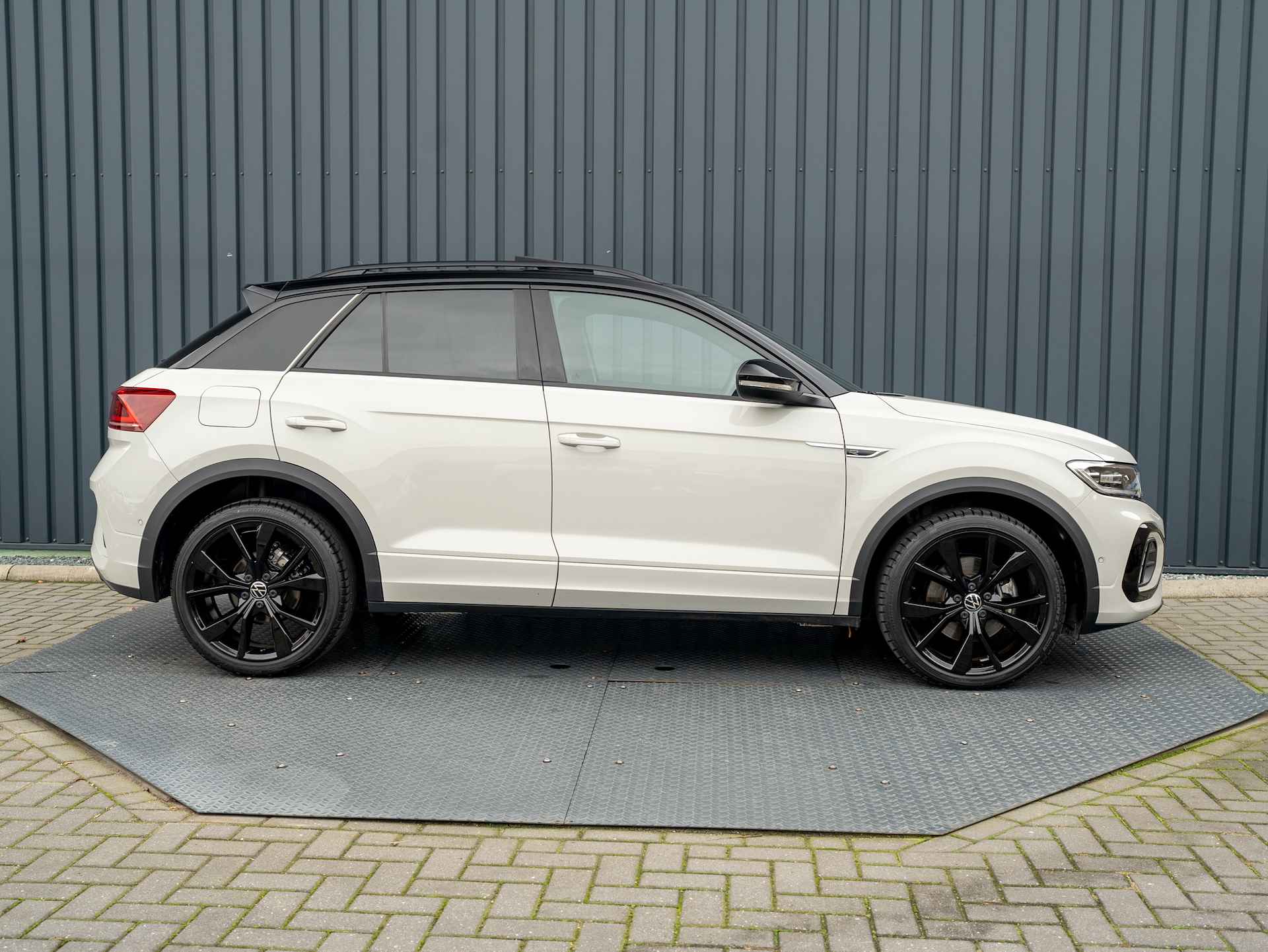 Volkswagen T-Roc 1.5 TSI R-Line Business | Panodak | Keyless | Side Assist | Beats | Trekhaak afnb. | 19'' | Prijs Rijklaar!! - 23/57