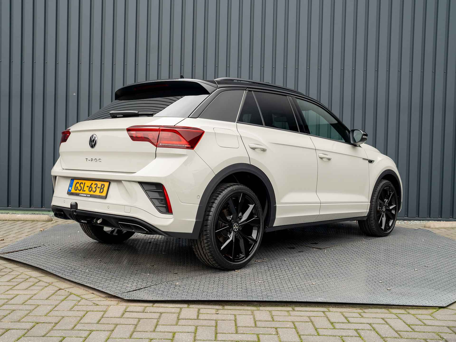 Volkswagen T-Roc 1.5 TSI R-Line Business | Panodak | Keyless | Side Assist | Beats | Trekhaak afnb. | 19'' | Prijs Rijklaar!! - 24/57