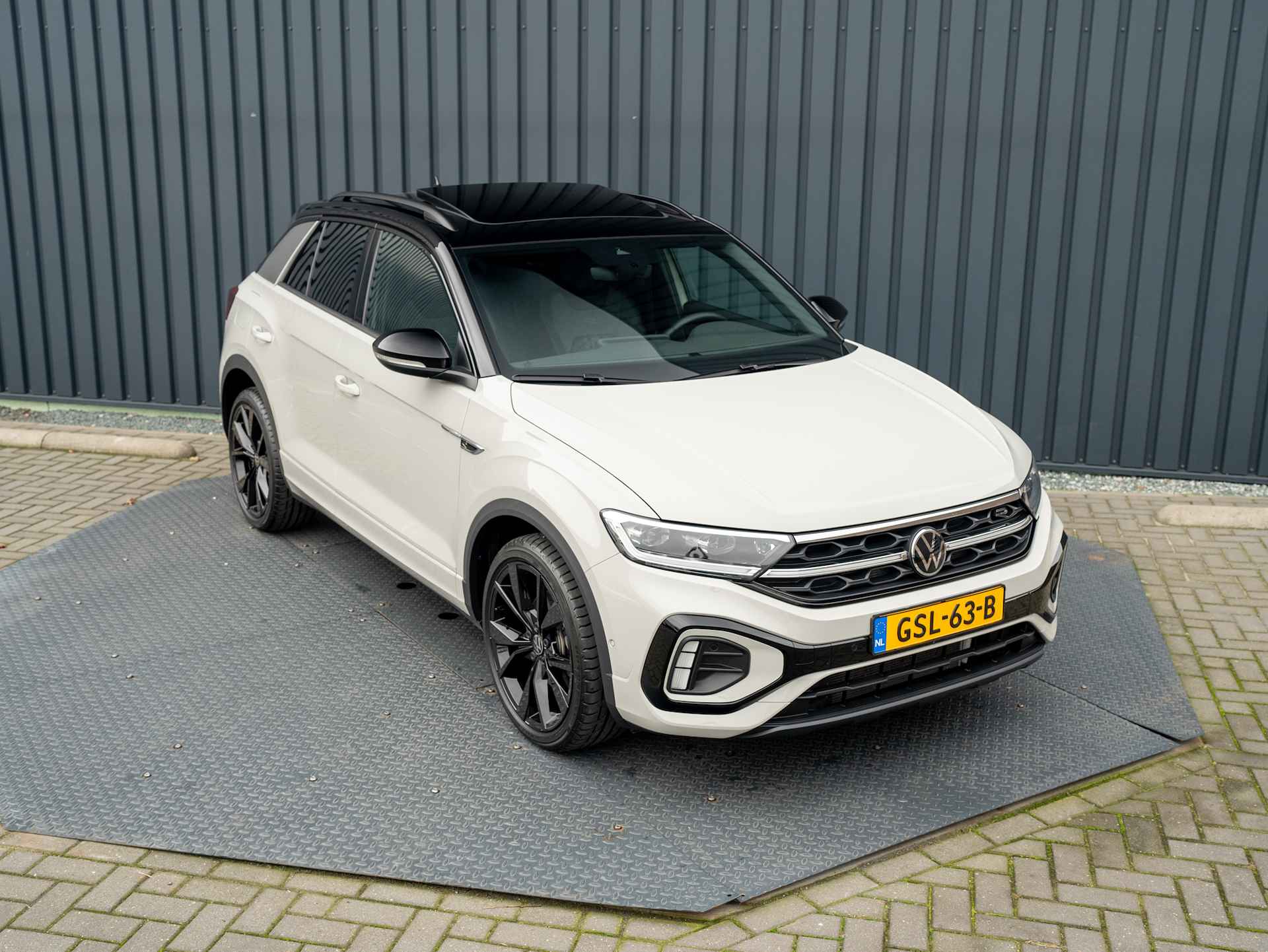 Volkswagen T-Roc 1.5 TSI R-Line Business | Panodak | Keyless | Side Assist | Beats | Trekhaak afnb. | 19'' | Prijs Rijklaar!! - 48/57