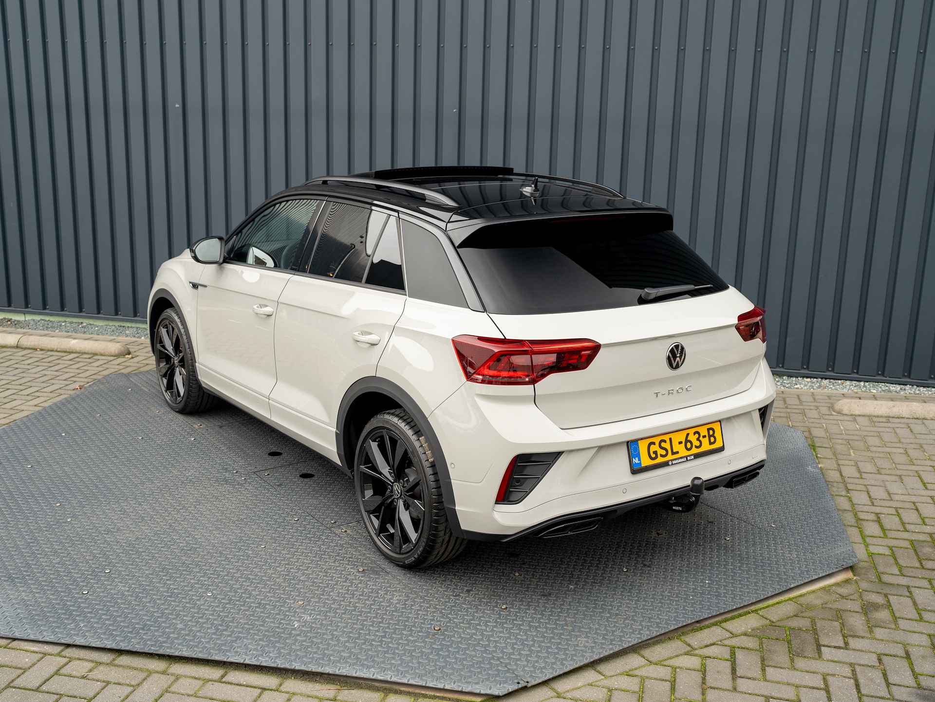 Volkswagen T-Roc 1.5 TSI R-Line Business | Panodak | Keyless | Side Assist | Beats | Trekhaak afnb. | 19'' | Prijs Rijklaar!! - 49/57