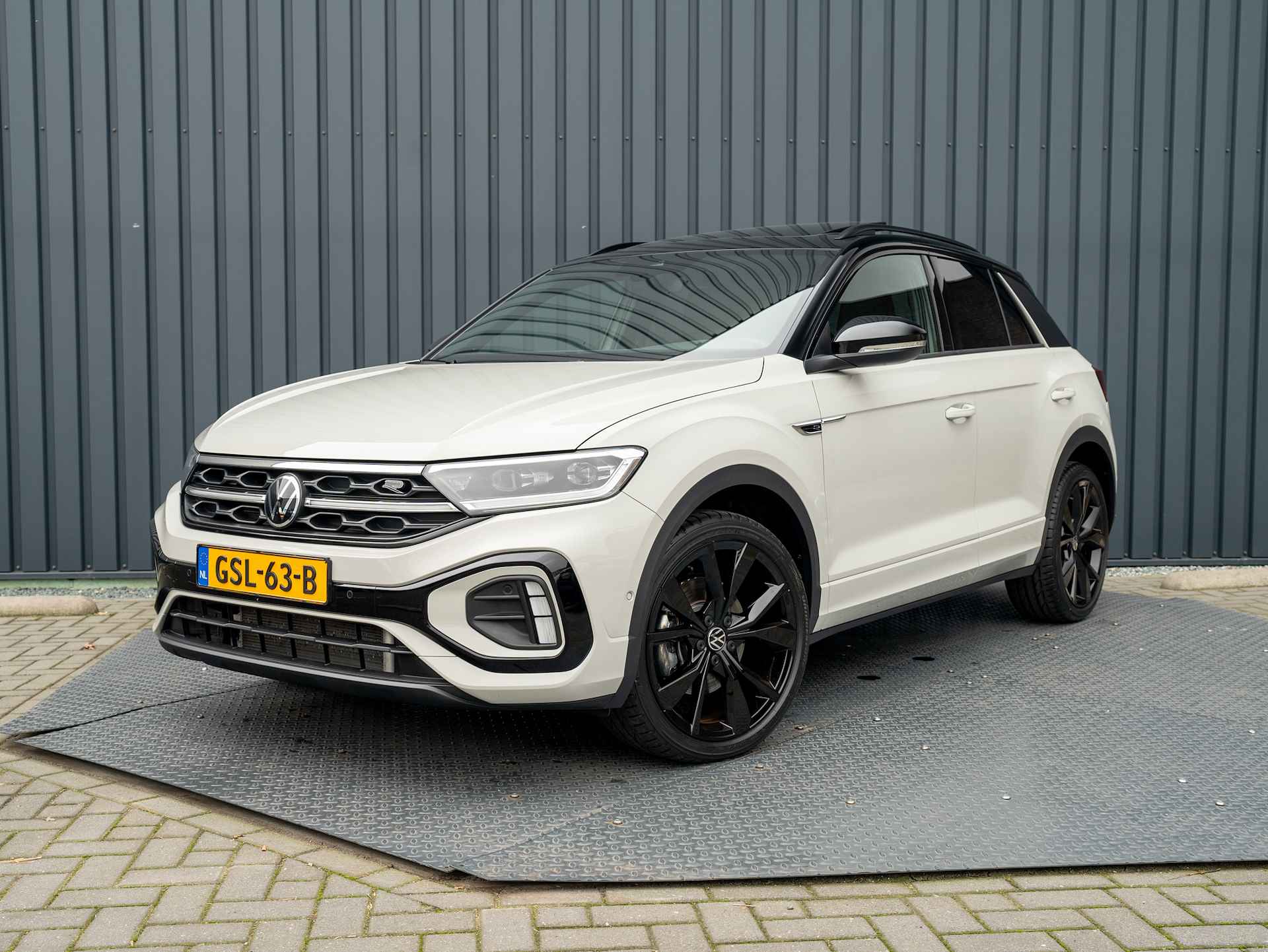 Volkswagen T-Roc 1.5 TSI R-Line Business | Panodak | Keyless | Side Assist | Beats | Trekhaak afnb. | 19'' | Prijs Rijklaar!! - 52/57