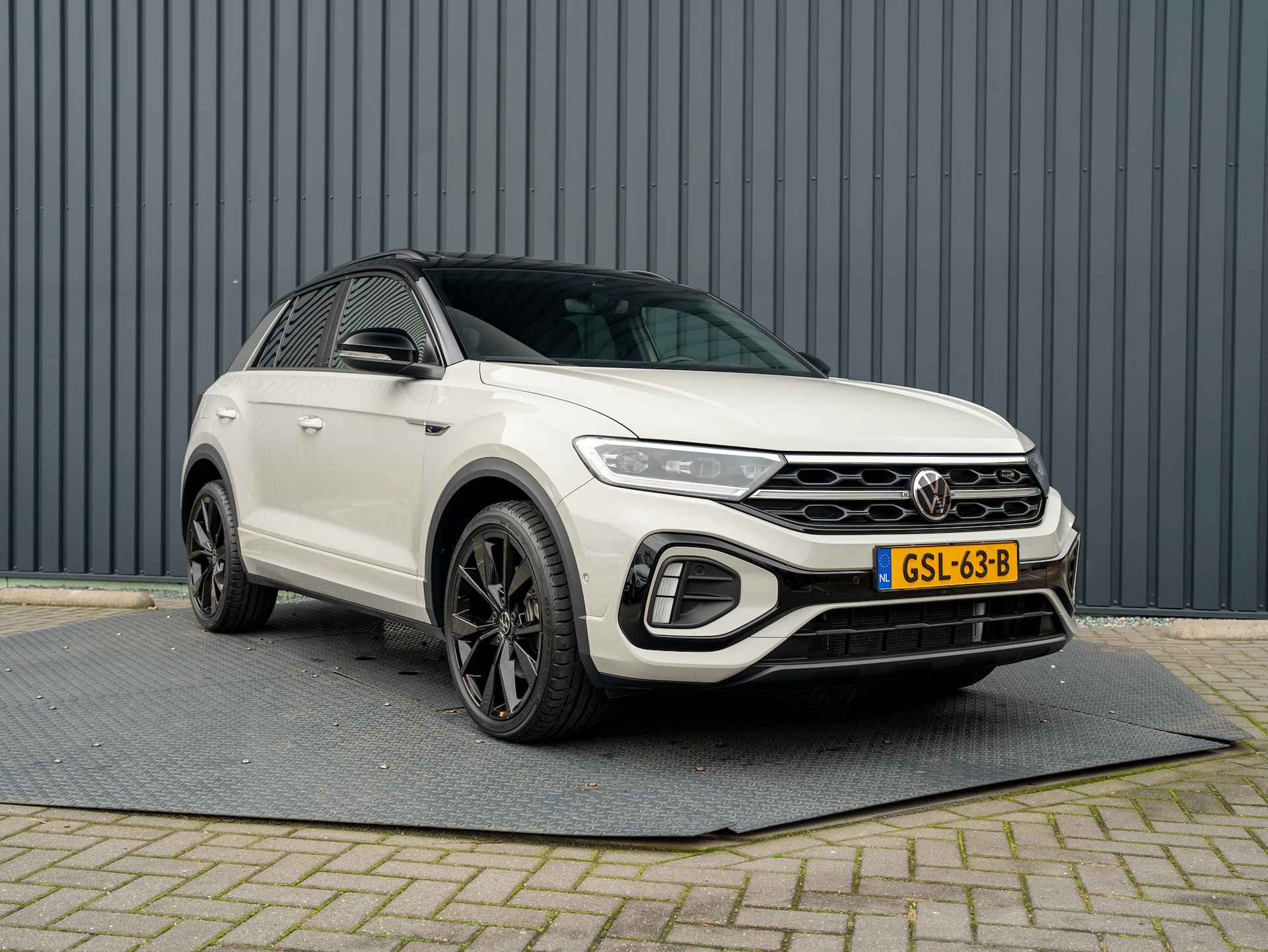 Volkswagen T-Roc 1.5 TSI R-Line Business | Panodak | Keyless | Side Assist | Beats | Trekhaak afnb. | 19'' | Prijs Rijklaar!! - 54/57