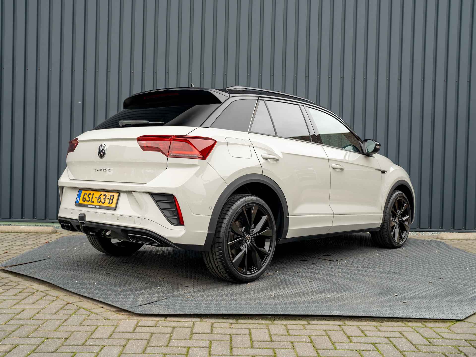 Volkswagen T-Roc 1.5 TSI R-Line Business | Panodak | Keyless | Side Assist | Beats | Trekhaak afnb. | 19'' | Prijs Rijklaar!! - 55/57