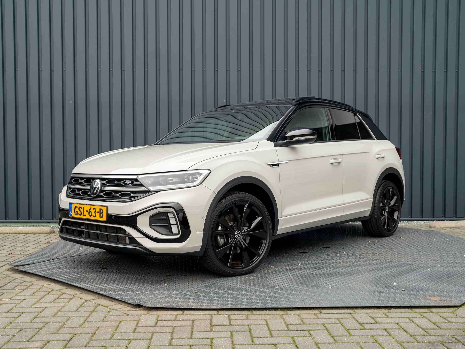 Volkswagen T-Roc 1.5 TSI R-Line Business | Panodak | Keyless | Side Assist | Beats | Trekhaak afnb. | 19'' | Prijs Rijklaar!! - 56/57