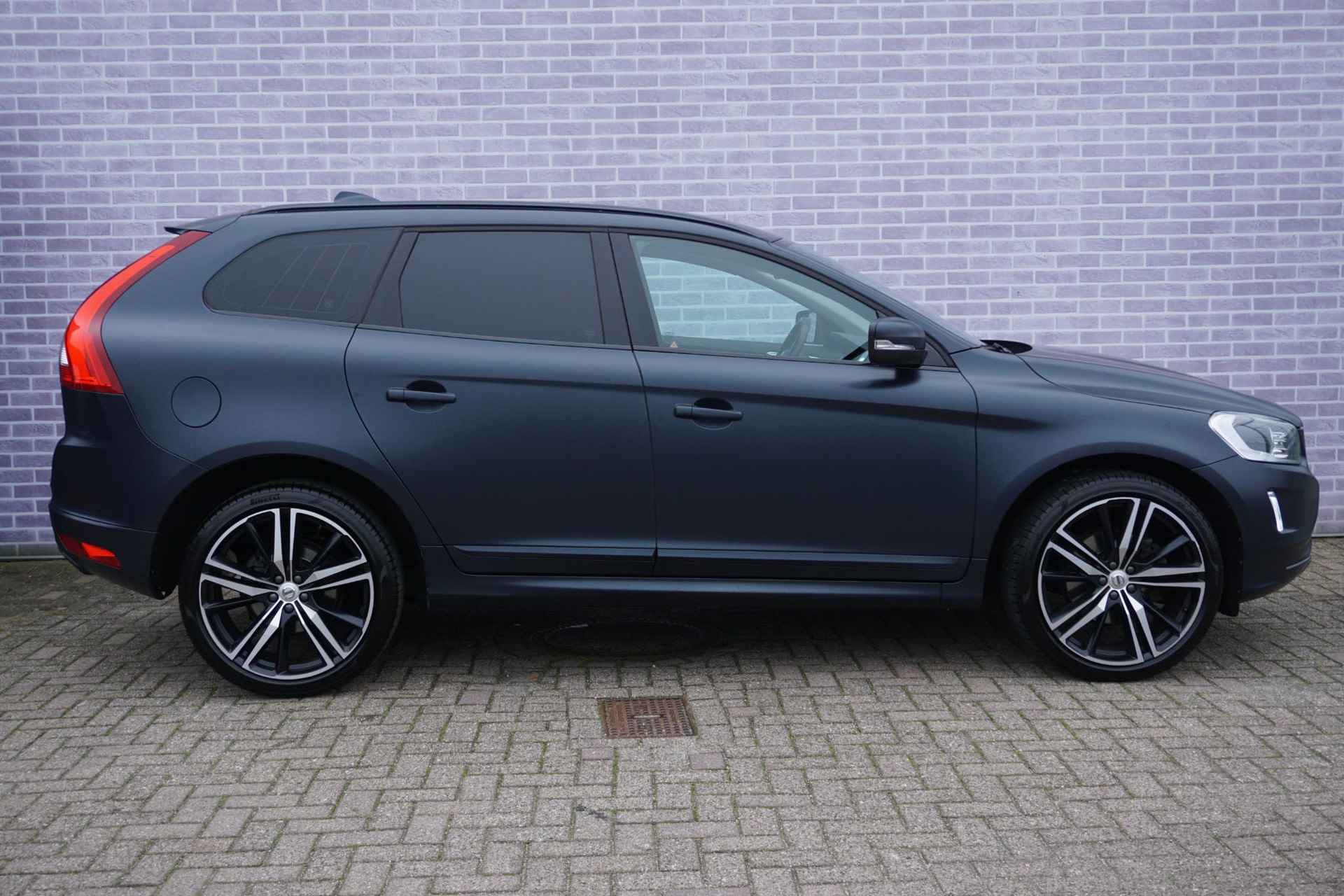 Volvo XC60 2.0 T5 AWD Polar+ | Uniek! | Trekhaak |20'' Lichtmetalen velgen | Leder | Achteruitrij camera | Apple car play | Android auto | - 11/35