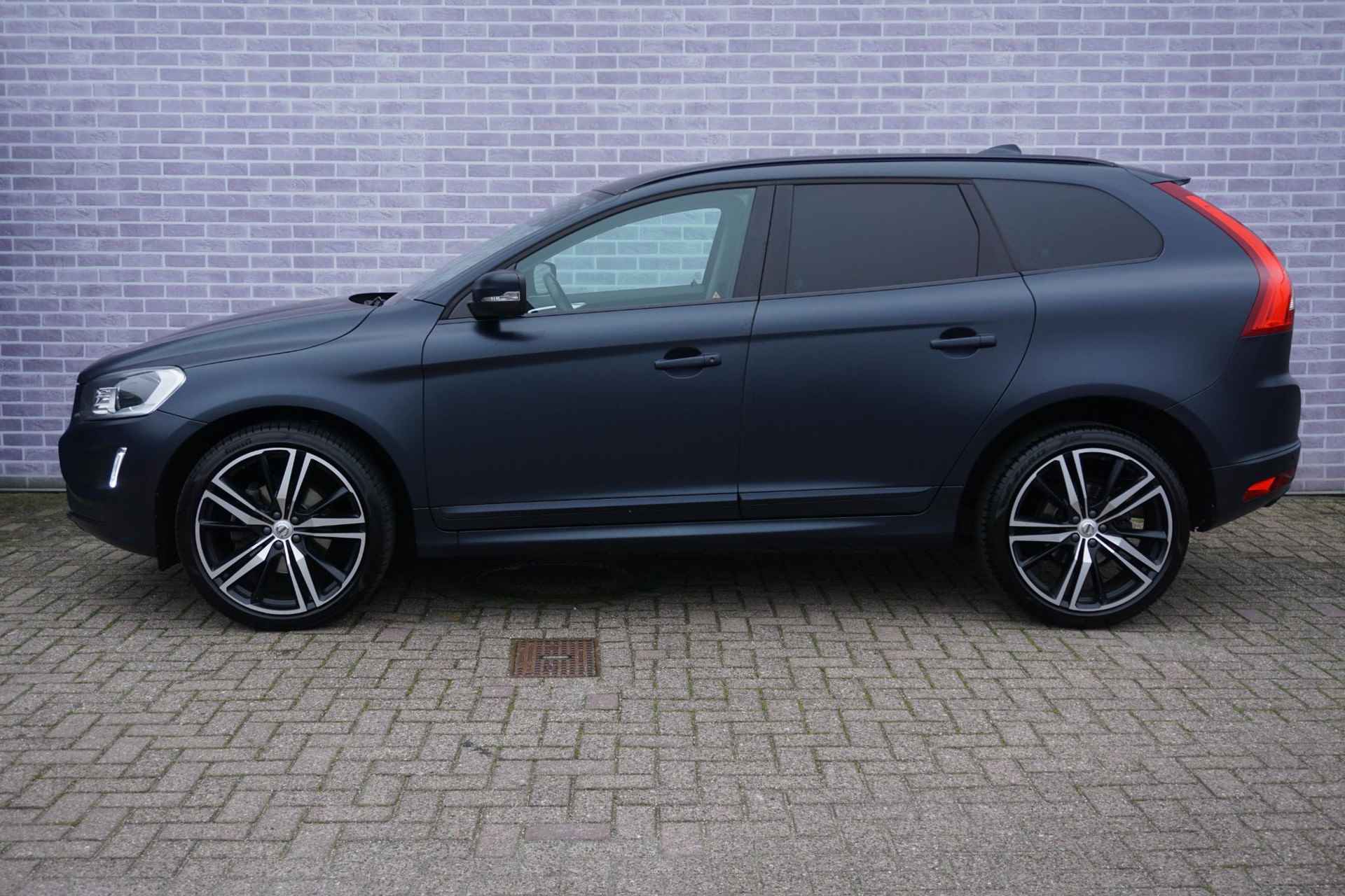 Volvo XC60 2.0 T5 AWD Polar+ | Uniek! | Trekhaak |20'' Lichtmetalen velgen | Leder | Achteruitrij camera | Apple car play | Android auto | - 24/35