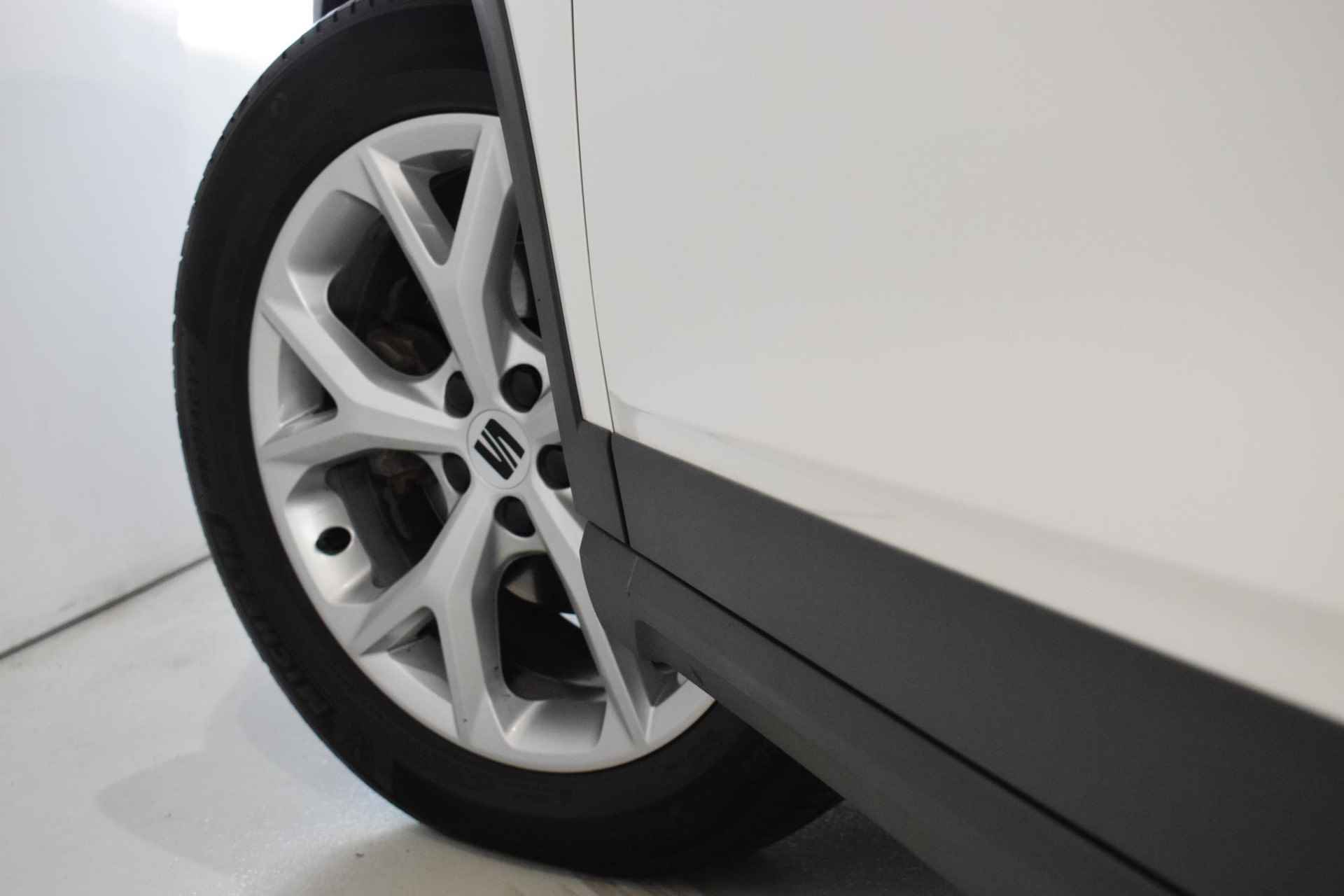 SEAT Arona 1.0 TSI FR Business Intense | Virtual-Cockpit | Achteruitrijcamera | Parkeersensoren | Trekhaak | Stoelverwarming | Adaptive cruise control | Navigatie | Apple Carplay/Android auto | Elektrische zijspiegels | - 14/44