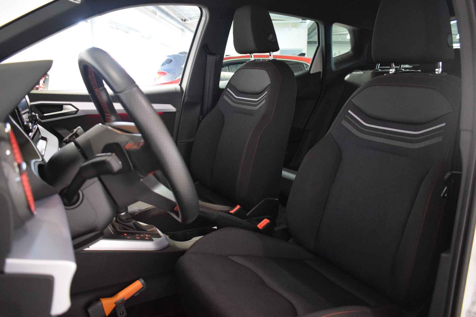 SEAT Arona 1.0 TSI FR Business Intense | Virtual-Cockpit | Achteruitrijcamera | Parkeersensoren | Trekhaak | Stoelverwarming | Adaptive cruise control | Navigatie | Apple Carplay/Android auto | Elektrische zijspiegels | - 18/44