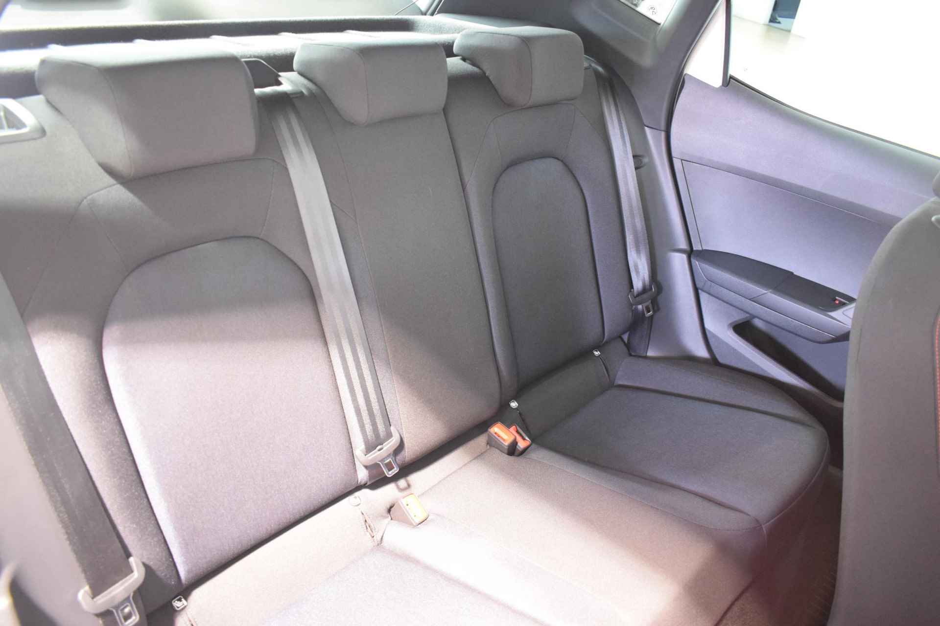 SEAT Arona 1.0 TSI FR Business Intense | Virtual-Cockpit | Achteruitrijcamera | Parkeersensoren | Trekhaak | Stoelverwarming | Adaptive cruise control | Navigatie | Apple Carplay/Android auto | Elektrische zijspiegels | - 23/44
