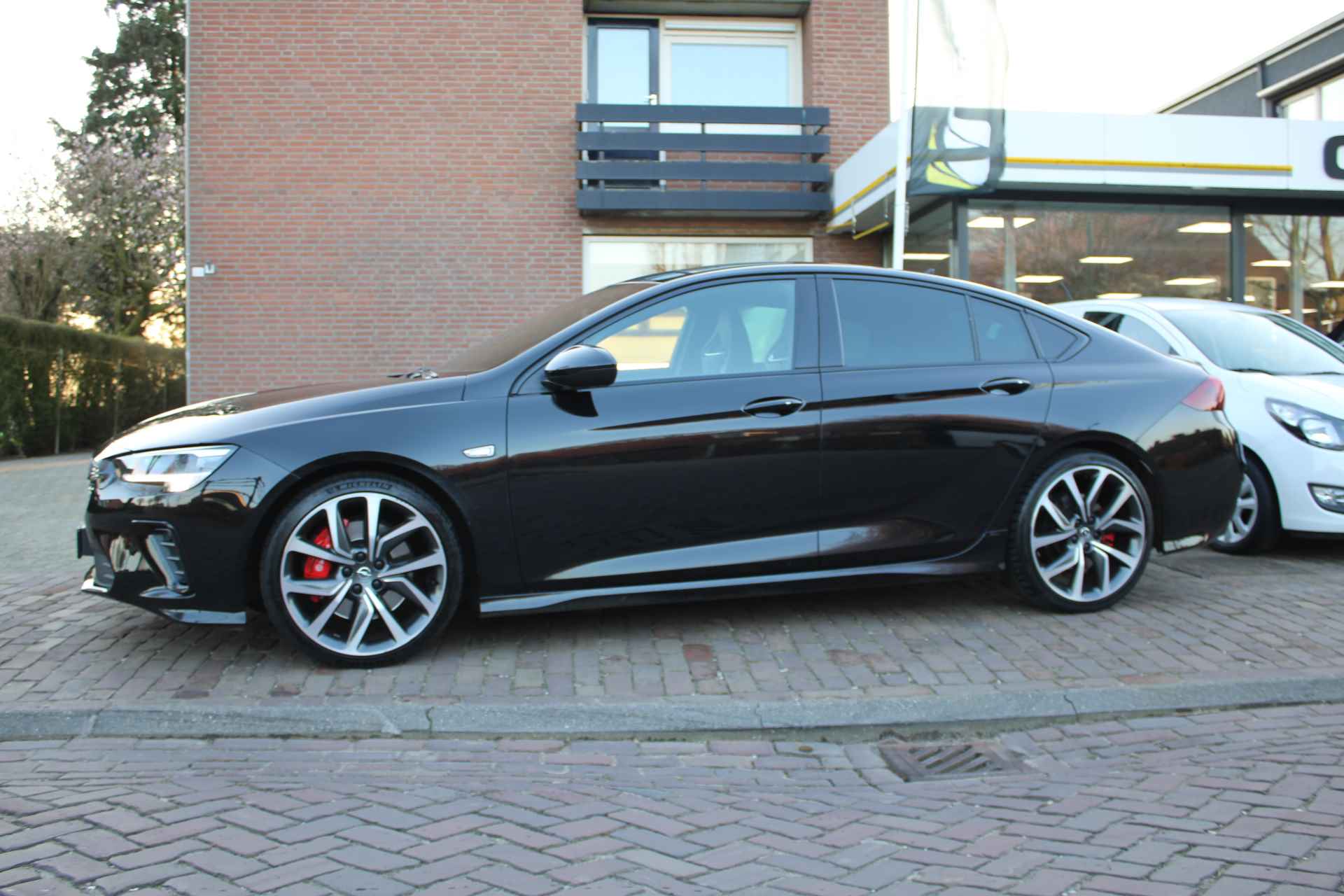 Opel Insignia Grand Sport GSI 2.0 Turbo 230PK 4x4 Automaat + 20"/ Leder/ Full-Led/ Winterpakket/ Camera/ NL auto - 4/61