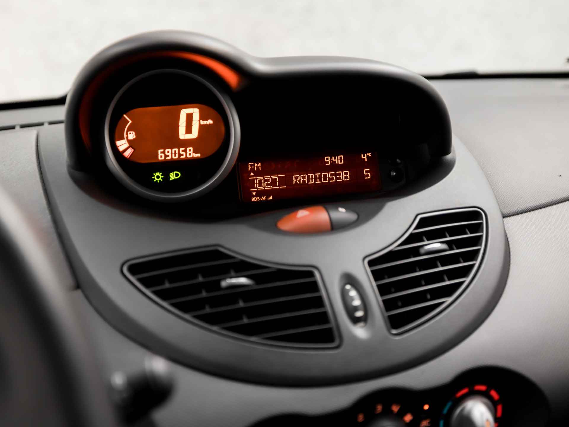 Renault Twingo 1.2 16V Collection (RADIO, NAP, AIRCO, SPORTSTOELEN, CRUISE, ELEK PAKKET, GETINT GLAS, NIEUWE APK, NIEUWSTAAT) - 8/28