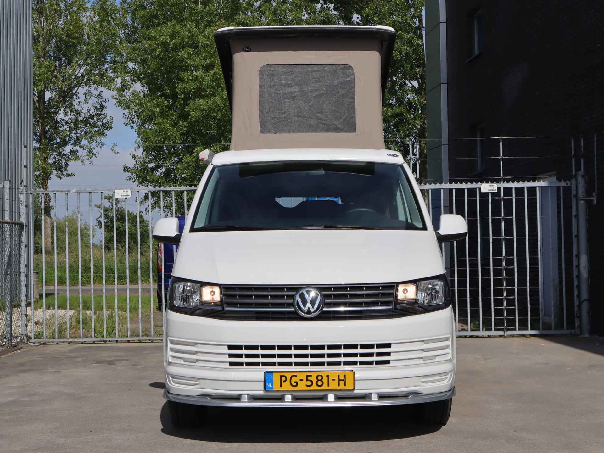 Volkswagen Transporter Kombi 2.0 TDI L1H1 140PK | 4 persoons Camper | Keuken met gasfornuis, wasbak en koelkast | Zonnescherm | Draaistoel RV | Houten interieur | Radio | Cruise control | Custom voorbumper | Horren zijkant en achter - 3/47