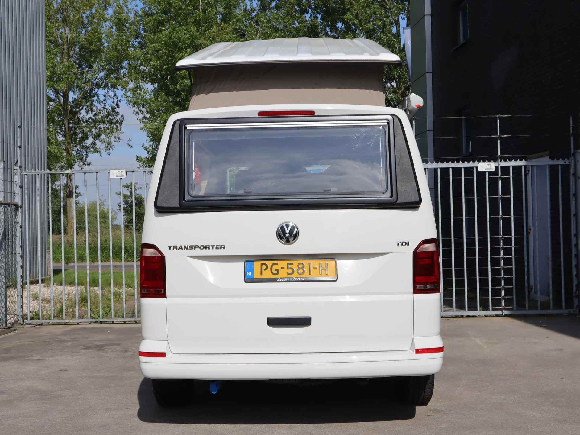 Volkswagen Transporter Kombi 2.0 TDI L1H1 140PK | 4 persoons Camper | Keuken met gasfornuis, wasbak en koelkast | Zonnescherm | Draaistoel RV | Houten interieur | Radio | Cruise control | Custom voorbumper | Horren zijkant en achter - 5/47