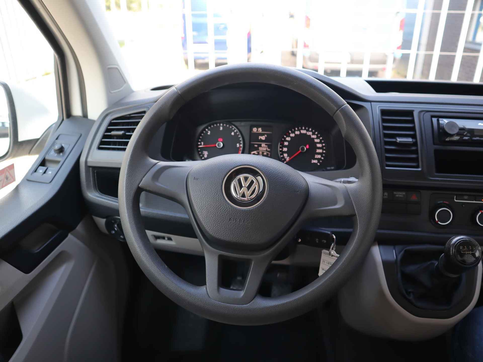 Volkswagen Transporter Kombi 2.0 TDI L1H1 140PK | 4 persoons Camper | Keuken met gasfornuis, wasbak en koelkast | Zonnescherm | Draaistoel RV | Houten interieur | Radio | Cruise control | Custom voorbumper | Horren zijkant en achter - 12/47