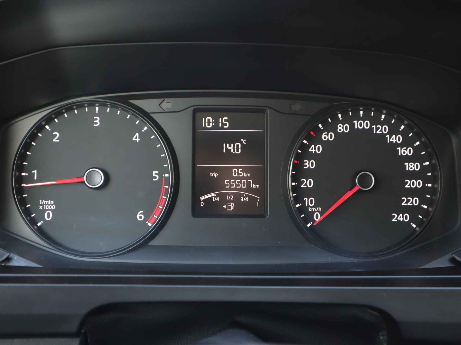 Volkswagen Transporter Kombi 2.0 TDI L1H1 140PK | 4 persoons Camper | Keuken met gasfornuis, wasbak en koelkast | Zonnescherm | Draaistoel RV | Houten interieur | Radio | Cruise control | Custom voorbumper | Horren zijkant en achter - 14/47