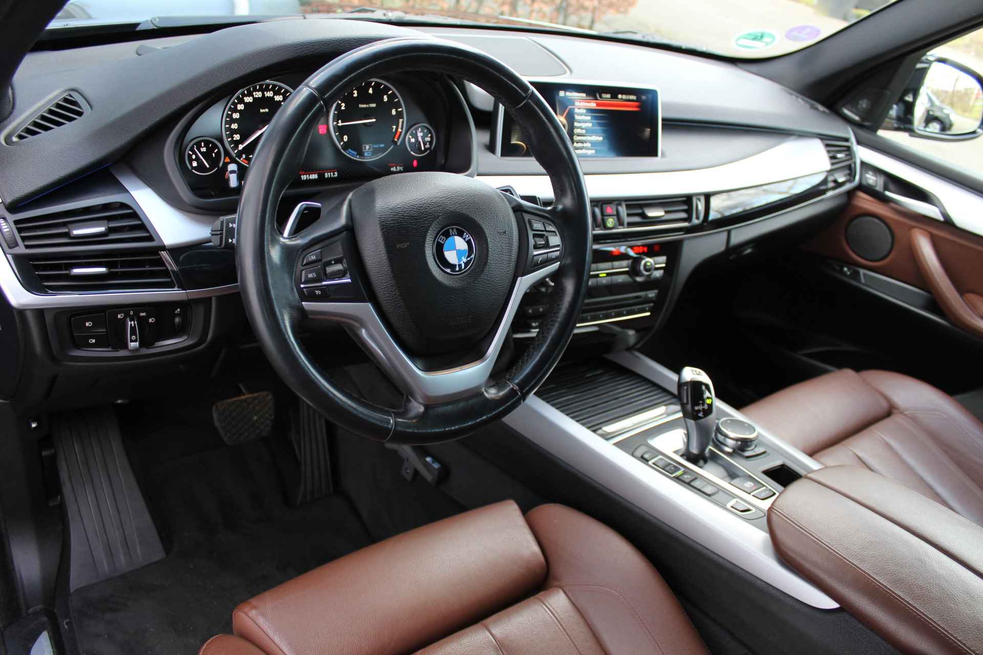 BMW X5 xDrive40e High Executive | Incl. 12 maanden Garantie | Harman/Kardon audiosysteem | Elektrisch verstelbare stoelen met geheugen | Elektrische kofferklep | Elektrisch verstelbaar stuurwiel | Stoelverwarming | 360* Camera | In/uitklapbare trekhaak | Head-up display | Cruise controle | Navigatie | Climate controle | Parkeersensoren V+A | Keyless entry/start | Volledig lederen bekleding | Origineel NL auto | NAP | - 39/75