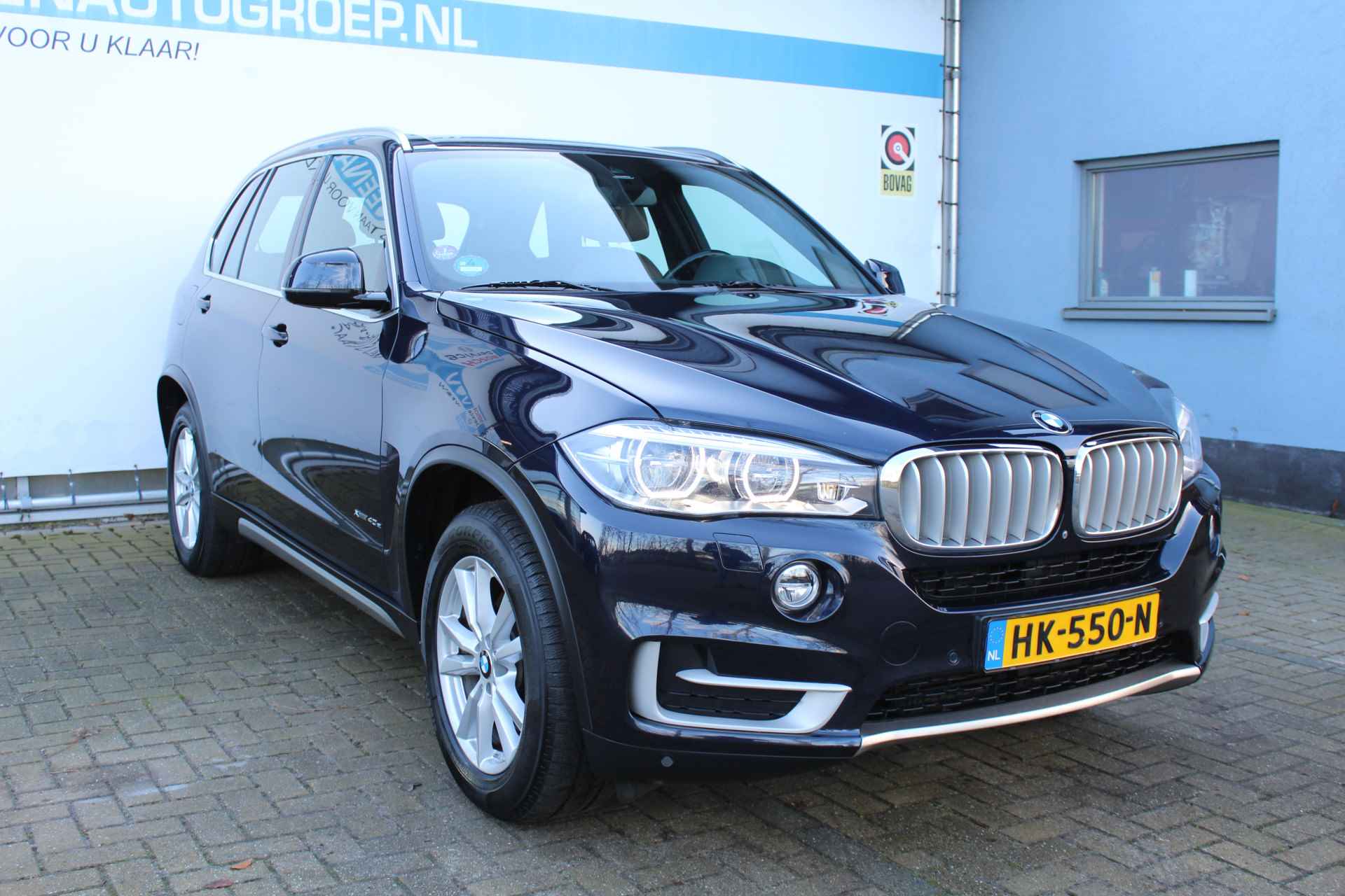 BMW X5 xDrive40e High Executive | Incl. 12 maanden Garantie | Harman/Kardon audiosysteem | Elektrisch verstelbare stoelen met geheugen | Elektrische kofferklep | Elektrisch verstelbaar stuurwiel | Stoelverwarming | 360* Camera | In/uitklapbare trekhaak | Head-up display | Cruise controle | Navigatie | Climate controle | Parkeersensoren V+A | Keyless entry/start | Volledig lederen bekleding | Origineel NL auto | NAP | - 3/75